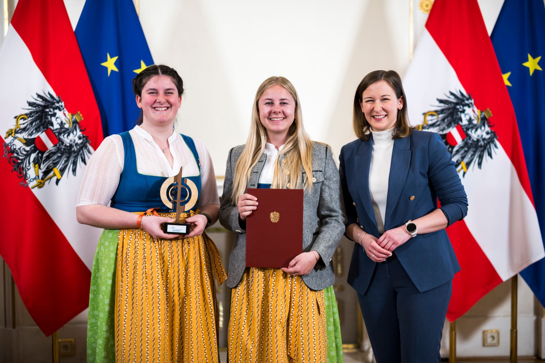 Am 23. M&auml;rz 2026 &uuml;berreichte Bundesministerin Claudia Bauer (r.) den &Ouml;sterreichischen Jugendpreis 2026.