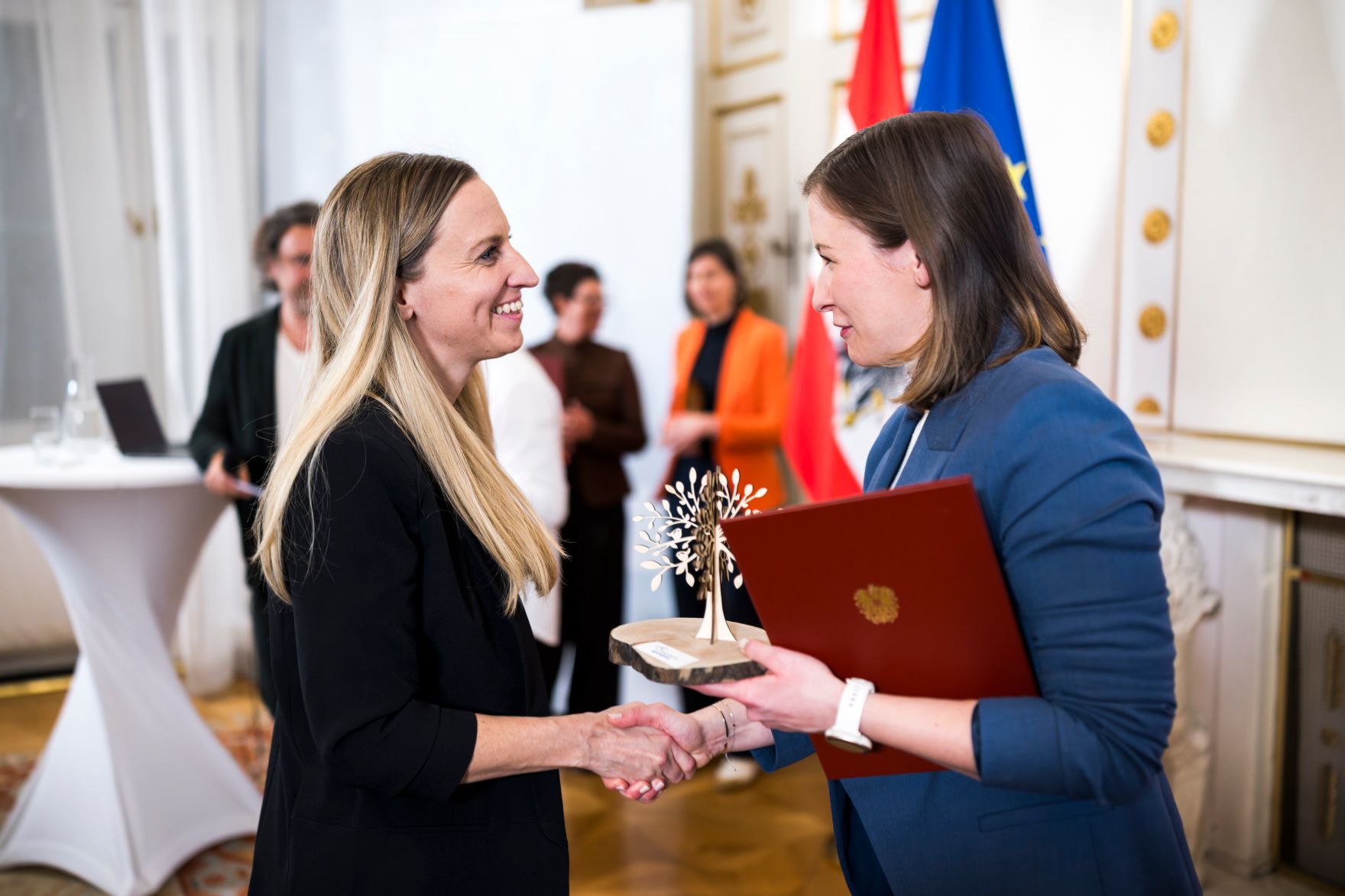 Am 23. M&auml;rz 2026 &uuml;berreichte Bundesministerin Claudia Bauer (r.) den &Ouml;sterreichischen Jugendpreis 2026.