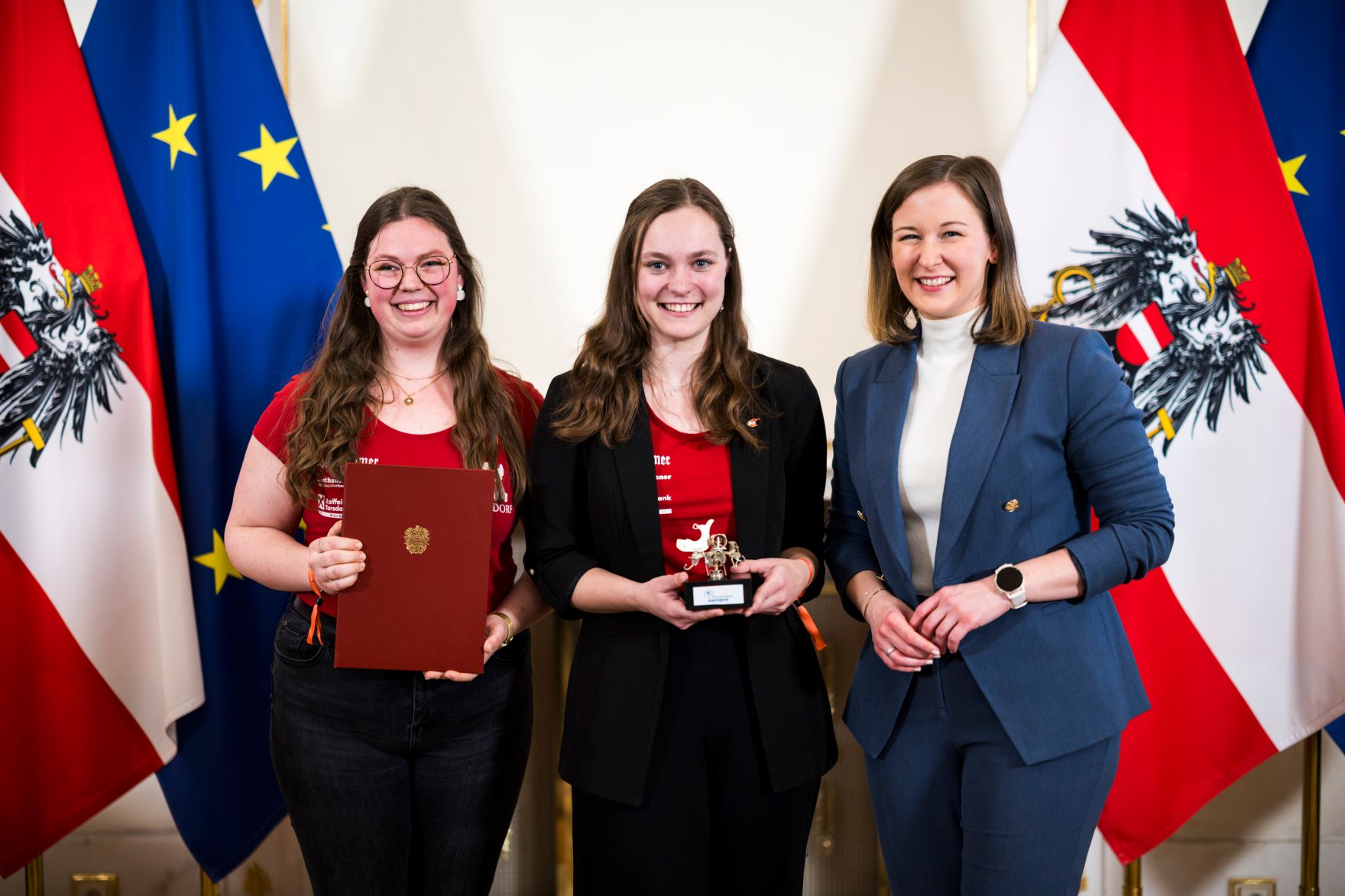 Am 23. M&auml;rz 2026 &uuml;berreichte Bundesministerin Claudia Bauer (r.) den &Ouml;sterreichischen Jugendpreis 2026.