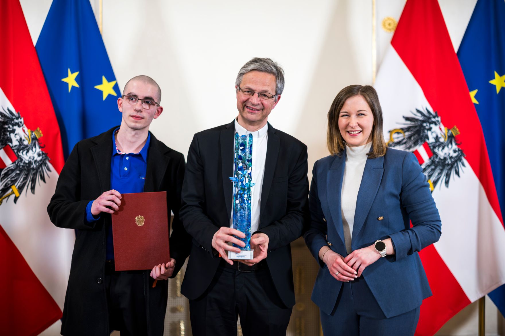 Am 23. M&auml;rz 2026 &uuml;berreichte Bundesministerin Claudia Bauer (r.) den &Ouml;sterreichischen Jugendpreis 2026.