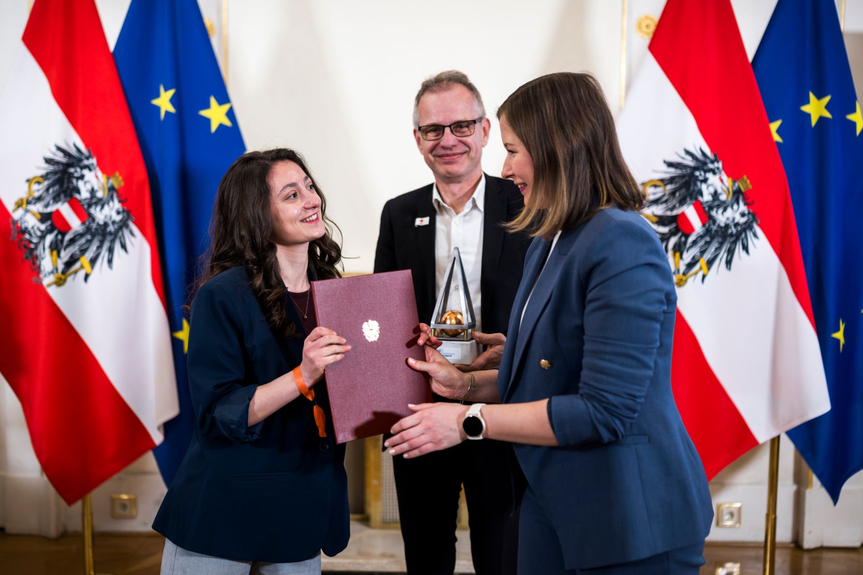 Am 23. M&auml;rz 2026 &uuml;berreichte Bundesministerin Claudia Bauer (r.) den &Ouml;sterreichischen Jugendpreis 2026.