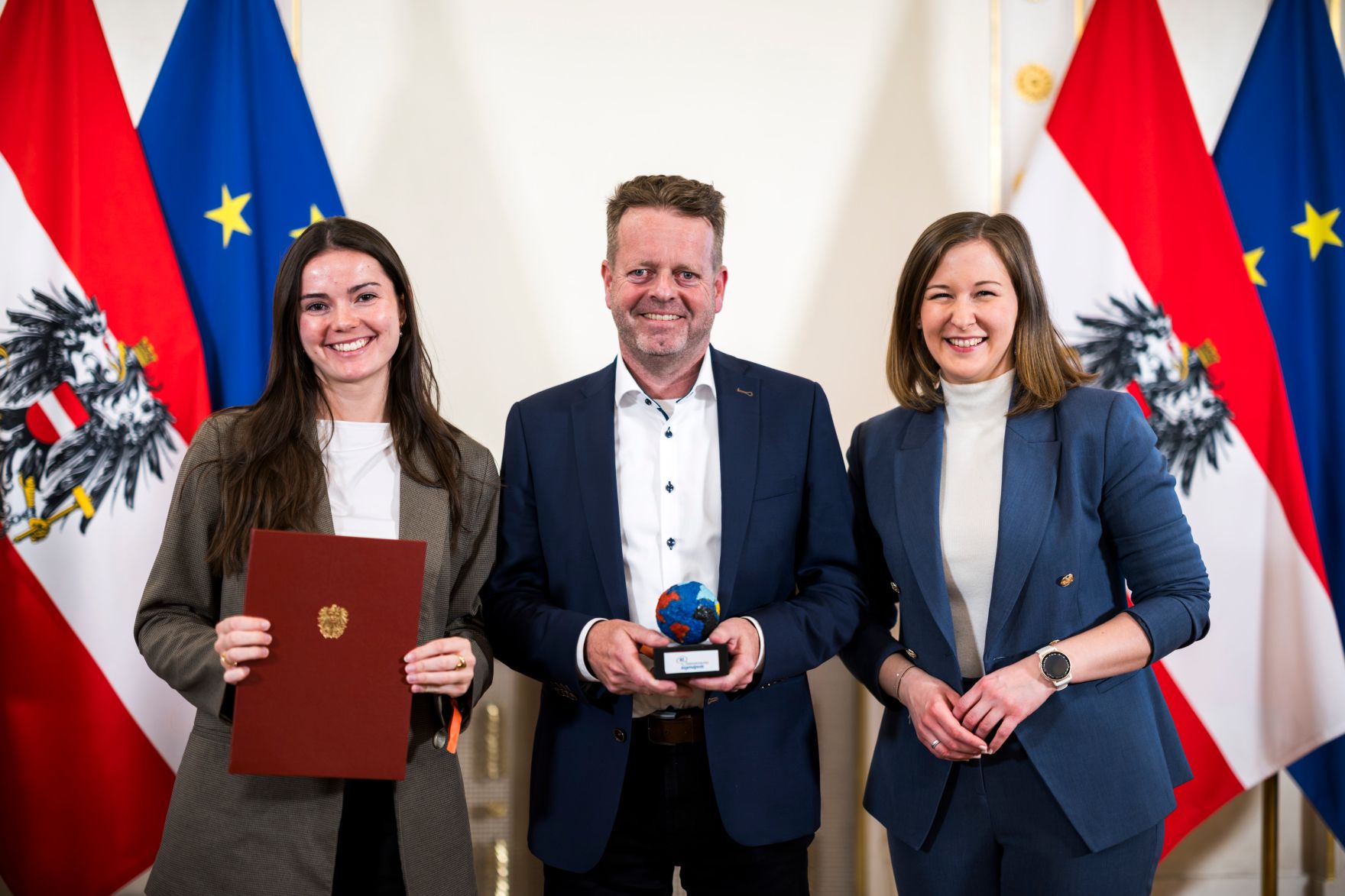 Am 23. M&auml;rz 2026 &uuml;berreichte Bundesministerin Claudia Bauer (r.) den &Ouml;sterreichischen Jugendpreis 2026.