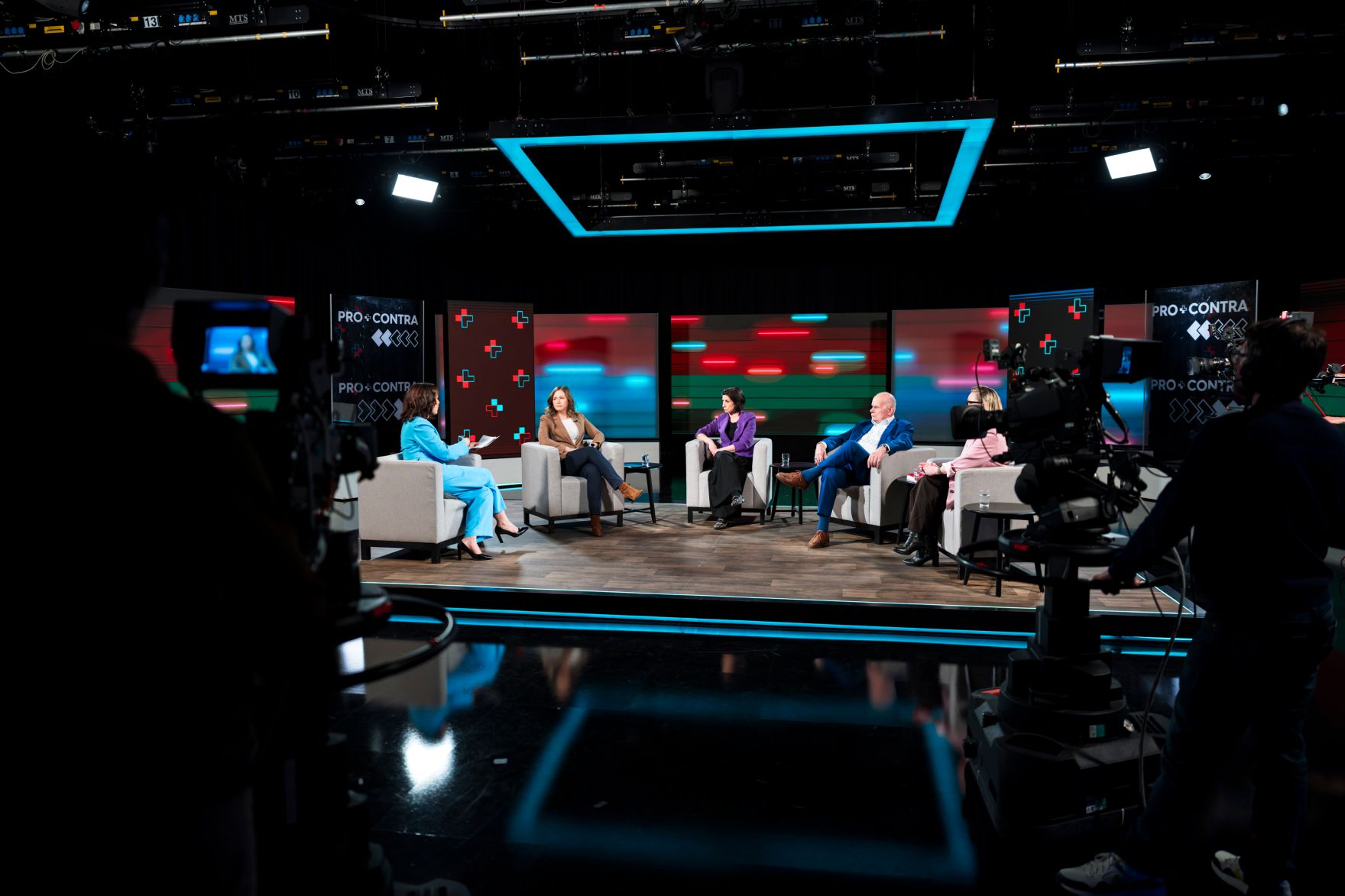 Am 24. M&auml;rz 2026 nahm Bundesministerin Claudia Bauer (2.v.l) an &bdquo;Pro und Contra&ldquo; bei Puls24 teil.