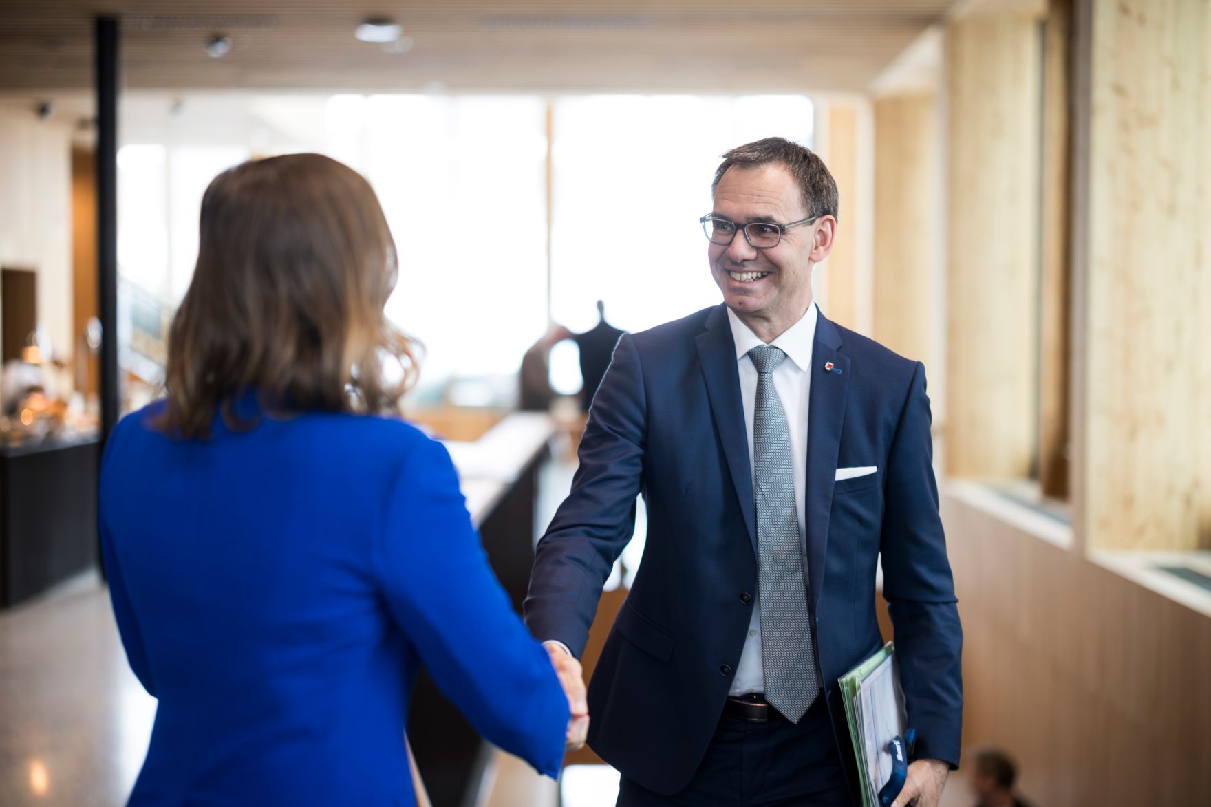 Am 26. M&auml;rz 2026 nahm Bundesministerin Claudia Bauer (l.) am &bdquo;Europa Forum Lech 2026&ldquo;, in Lech am Arlberg teil. Im Bild mit dem Landeshauptmann von Vorarlberg Markus Wallner (r.).