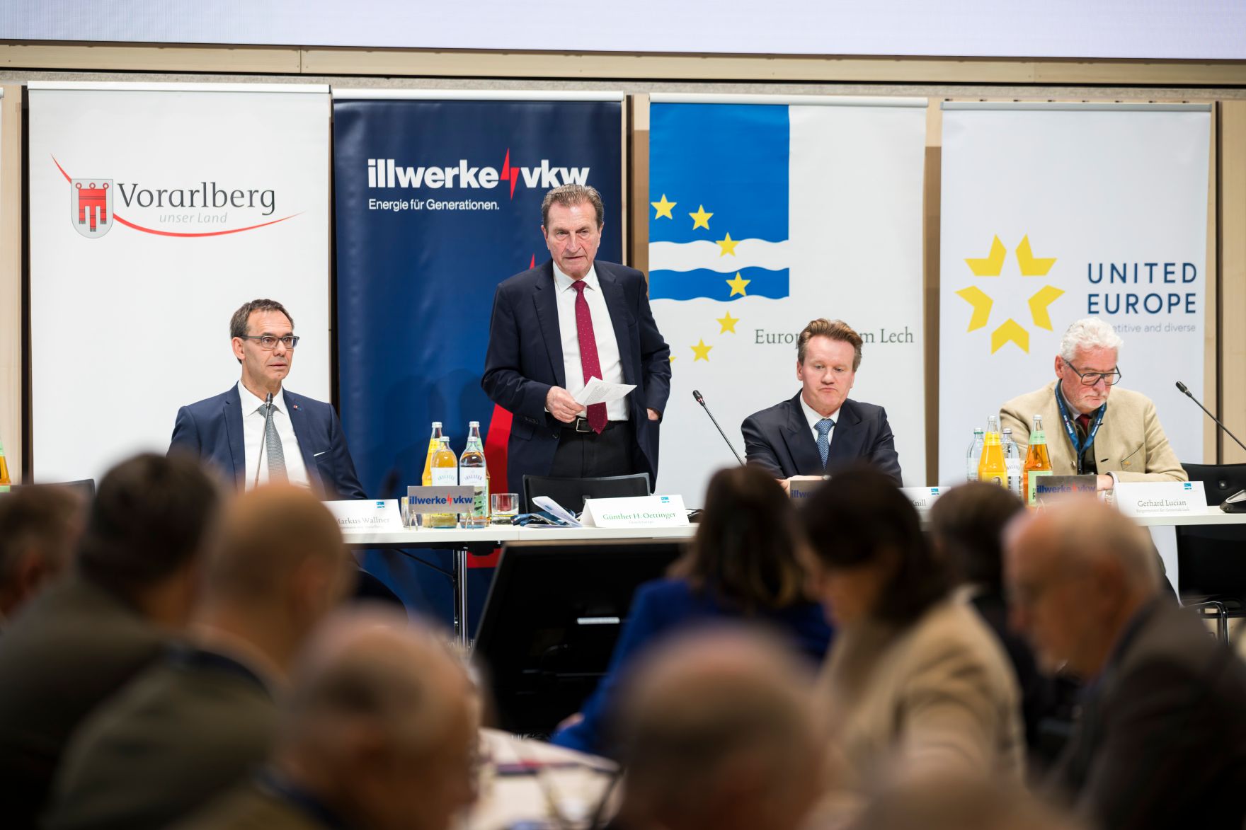 Am 26. M&auml;rz 2026 nahm Bundesministerin Claudia Bauer am &bdquo;Europa Forum Lech 2026&ldquo;, in Lech am Arlberg teil. Im Bild Markus Wallner (l.) Landeshauptmann von Vorarlberg, G&uuml;nther Oettinger (2.v.l.) Pr&auml;sident der EBS Universit&auml;t f&uuml;r Wirtschaft und Recht, Georg Knill (2.v.r.) Pr&auml;sident der &ouml;sterreichischen Industriellenvereinigung und Gerhard Lucian (r.) B&uuml;rgermeister von Lech.