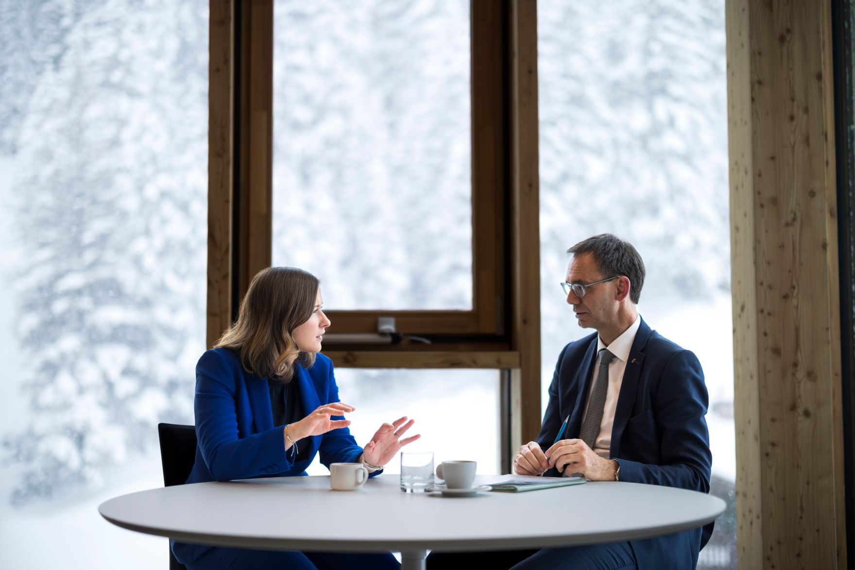 Am 26. M&auml;rz 2026 nahm Bundesministerin Claudia Bauer (l.) am &bdquo;Europa Forum Lech 2026&ldquo;, in Lech am Arlberg teil. Im Bild bei einem Arbeitsgespr&auml;ch mit dem Landeshauptmann von Vorarlberg, Markus Wallner (r.).