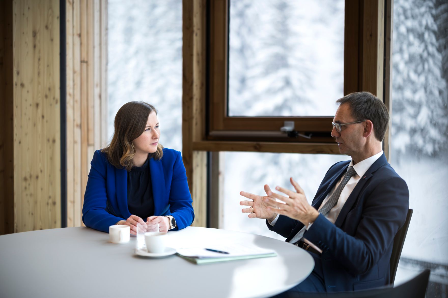 Am 26. M&auml;rz 2026 nahm Bundesministerin Claudia Bauer (l.) am &bdquo;Europa Forum Lech 2026&ldquo;, in Lech am Arlberg teil. Im Bild bei einem Arbeitsgespr&auml;ch mit dem Landeshauptmann von Vorarlberg, Markus Wallner (r.).
