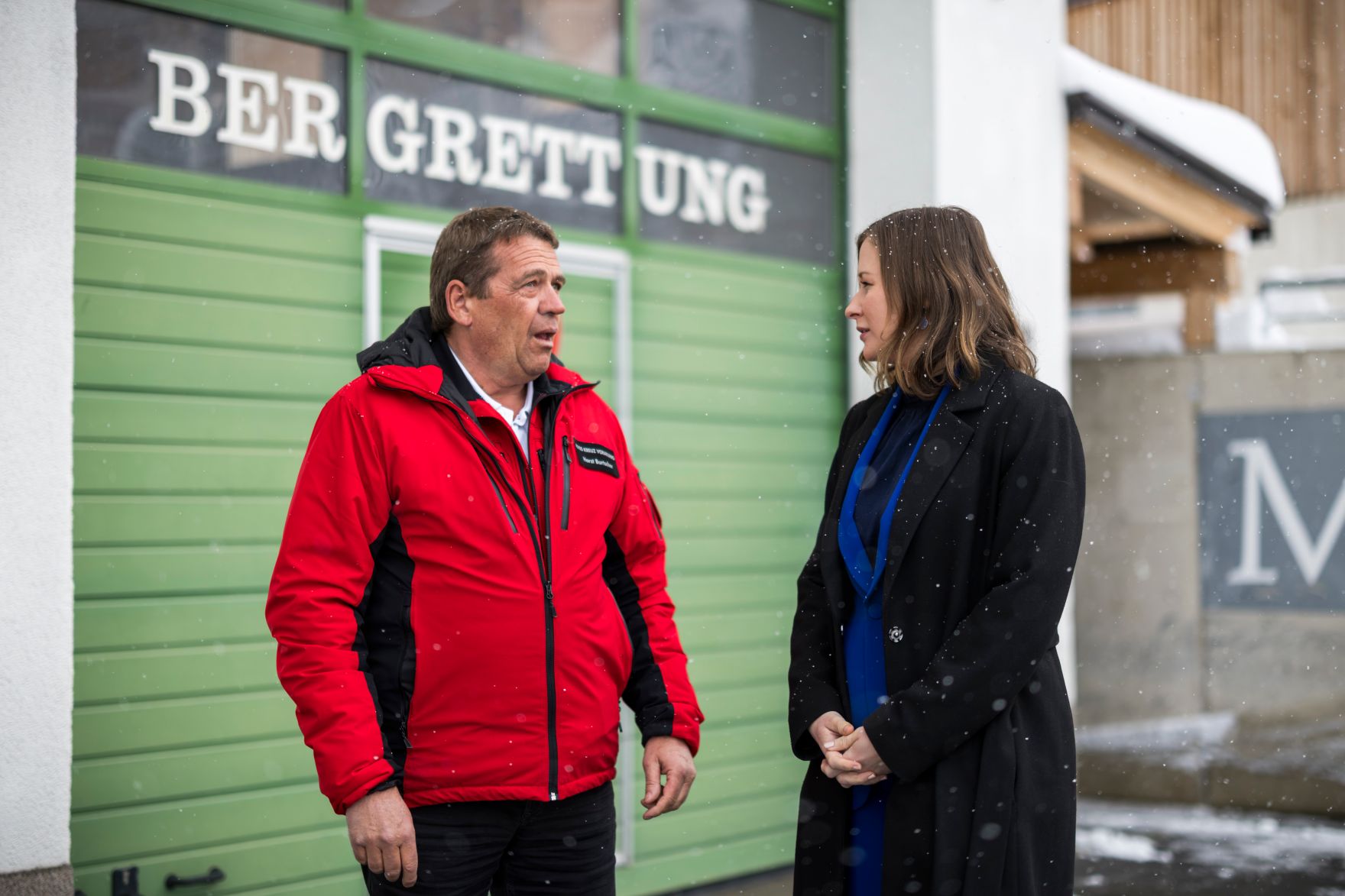 Am 26. M&auml;rz 2026 nahm Bundesministerin Claudia Bauer (r.) am Europa Forum Lech 2026, in Lech am Arlberg teil. Im Bild bei einem Besuch von Zivildiener im Rettungswesen bei der Bergrettung von Lech.
