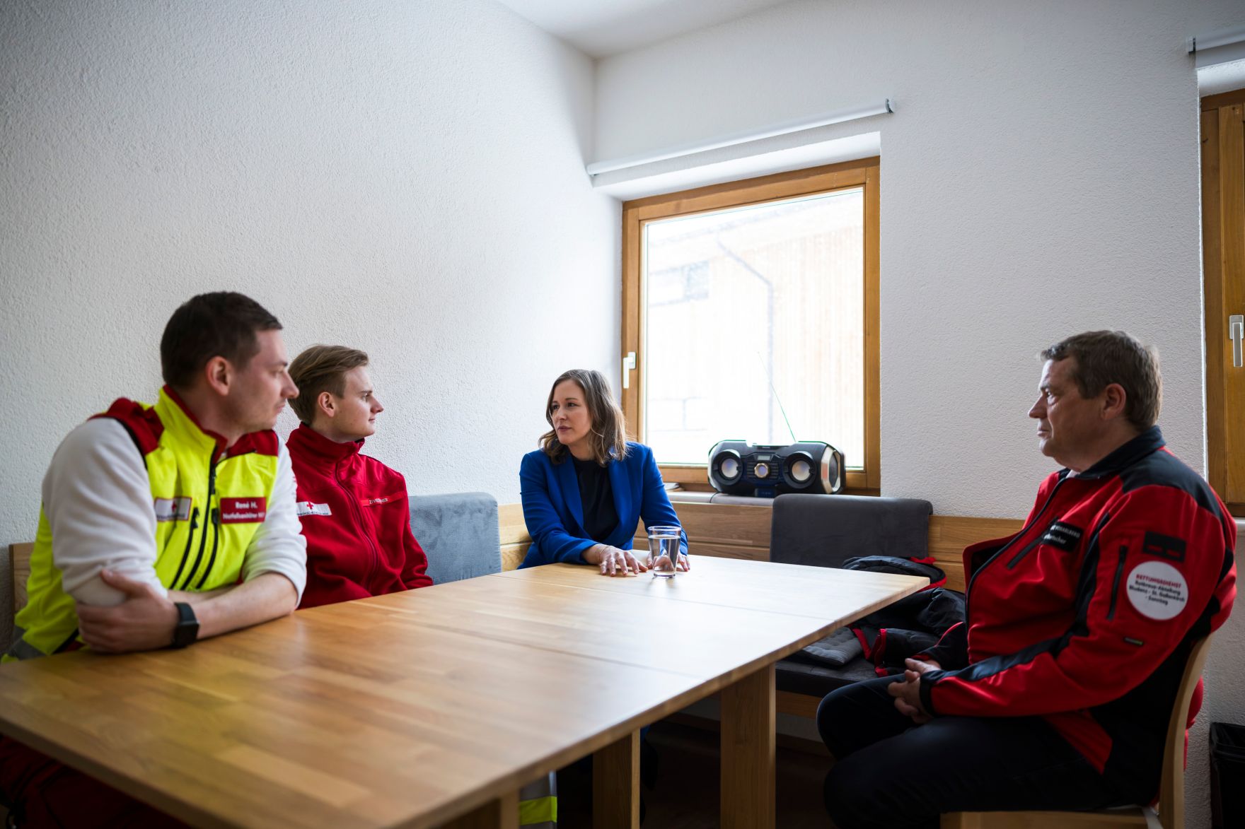 Am 26. M&auml;rz 2026 nahm Bundesministerin Claudia Bauer (m.) am Europa Forum Lech 2026, in Lech am Arlberg teil. Im Bild bei einem Besuch von Zivildiener im Rettungswesen bei der Bergrettung von Lech.