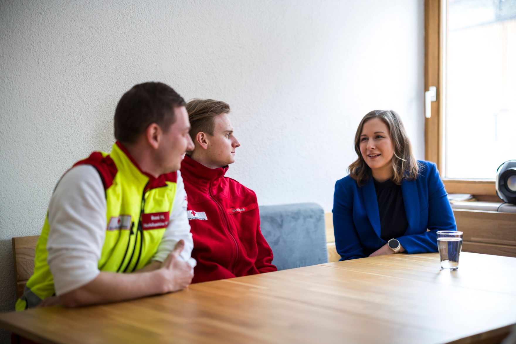 Am 26. M&auml;rz 2026 nahm Bundesministerin Claudia Bauer (r.) am Europa Forum Lech 2026, in Lech am Arlberg teil. Im Bild bei einem Besuch von Zivildiener im Rettungswesen bei der Bergrettung von Lech.