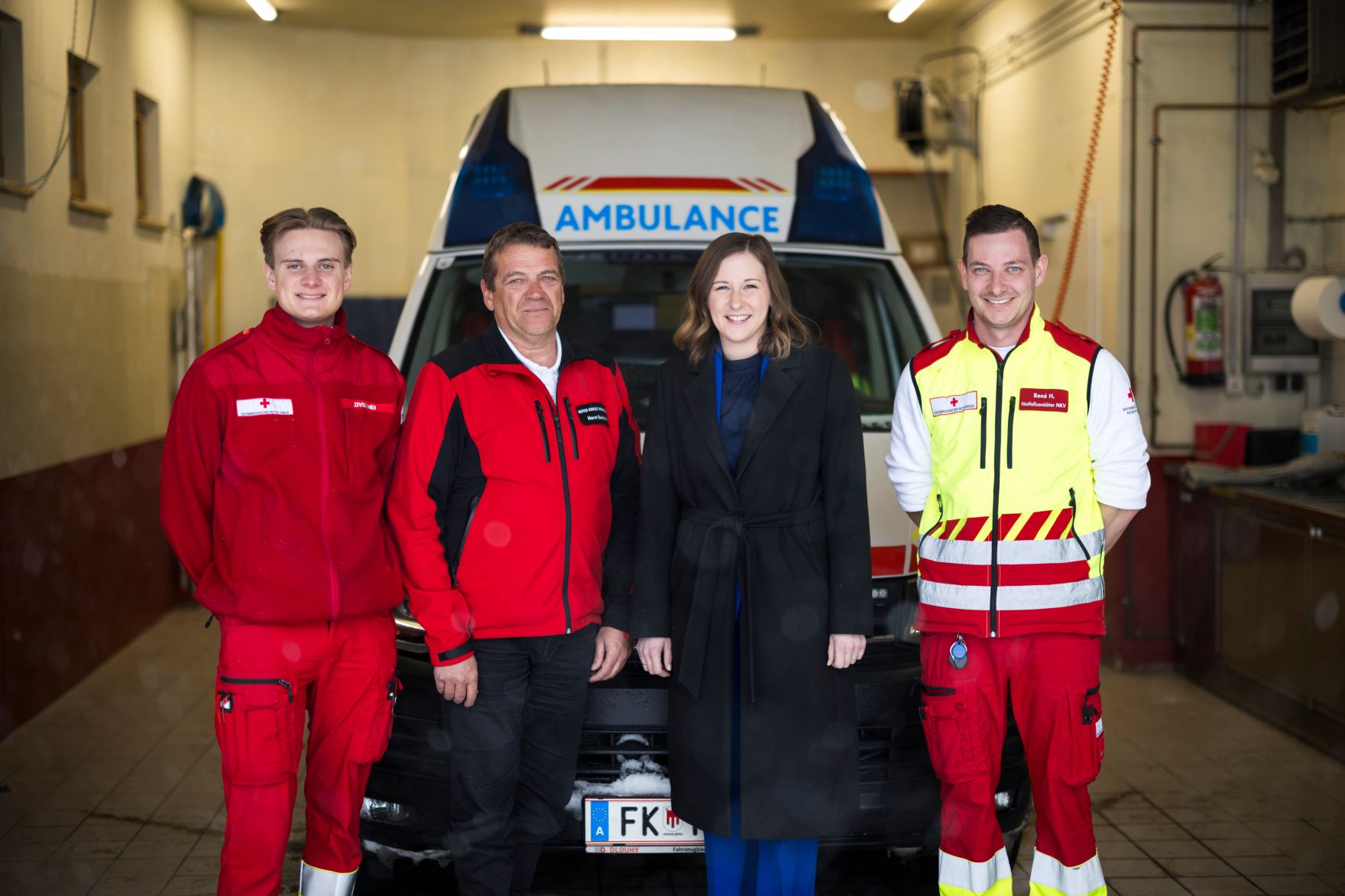 Am 26. M&auml;rz 2026 nahm Bundesministerin Claudia Bauer (2.v.r.) am Europa Forum Lech 2026, in Lech am Arlberg teil. Im Bild bei einem Besuch von Zivildiener im Rettungswesen bei der Bergrettung von Lech.
