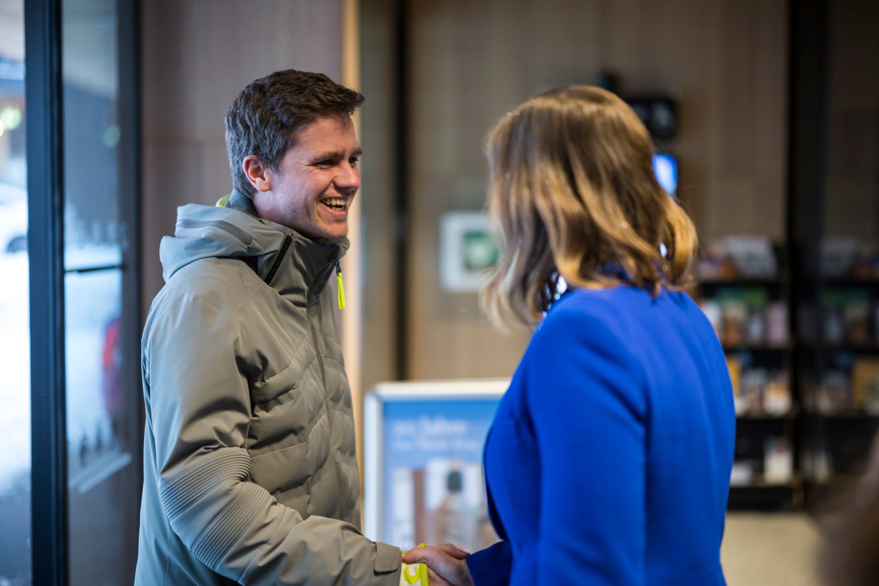 Am 26. M&auml;rz 2026 nahm Bundesministerin Claudia Bauer (r.) am Europa Forum Lech 2026, in Lech am Arlberg teil. Im Bild mit Elias Beiser (l.) Vizeb&uuml;rgermeister von Lech.