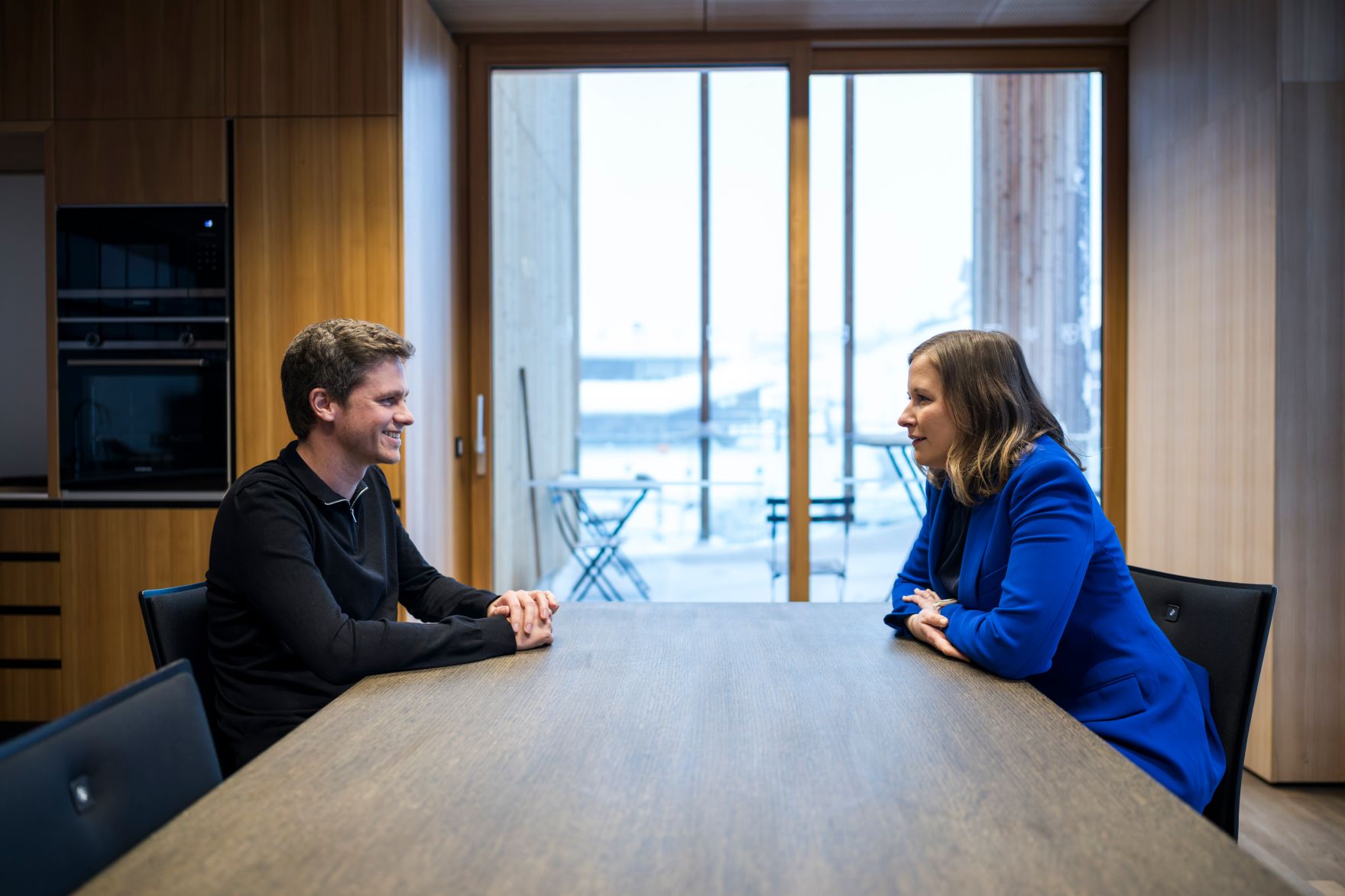 Am 26. M&auml;rz 2026 nahm Bundesministerin Claudia Bauer (r.) am Europa Forum Lech 2026, in Lech am Arlberg teil. Im Bild bei einem Arbeitsgespr&auml;ch mit Elias Beiser (l.) Vizeb&uuml;rgermeister von Lech.