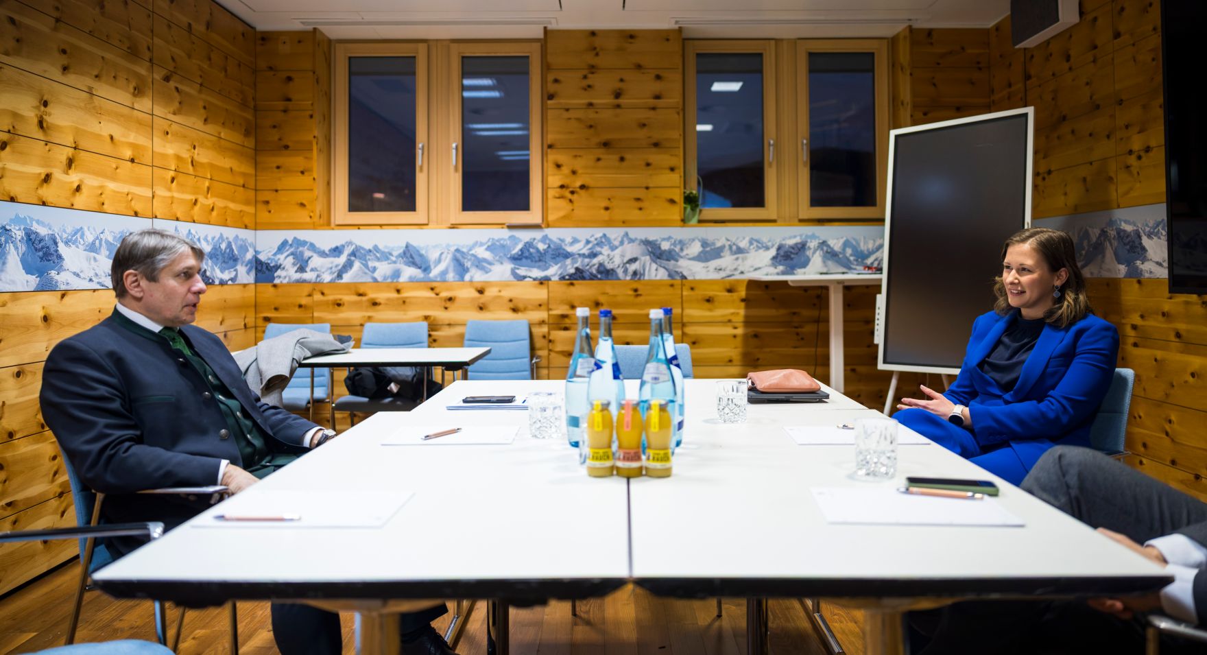 Am 26. M&auml;rz 2026 nahm Bundesministerin Claudia Bauer (r.) am Europa Forum Lech 2026, in Lech am Arlberg teil. Im Bild bei einem Arbeitsgespr&auml;ch mit Markus Beyrer (l.) Generaldirektor von BusinessEurope.