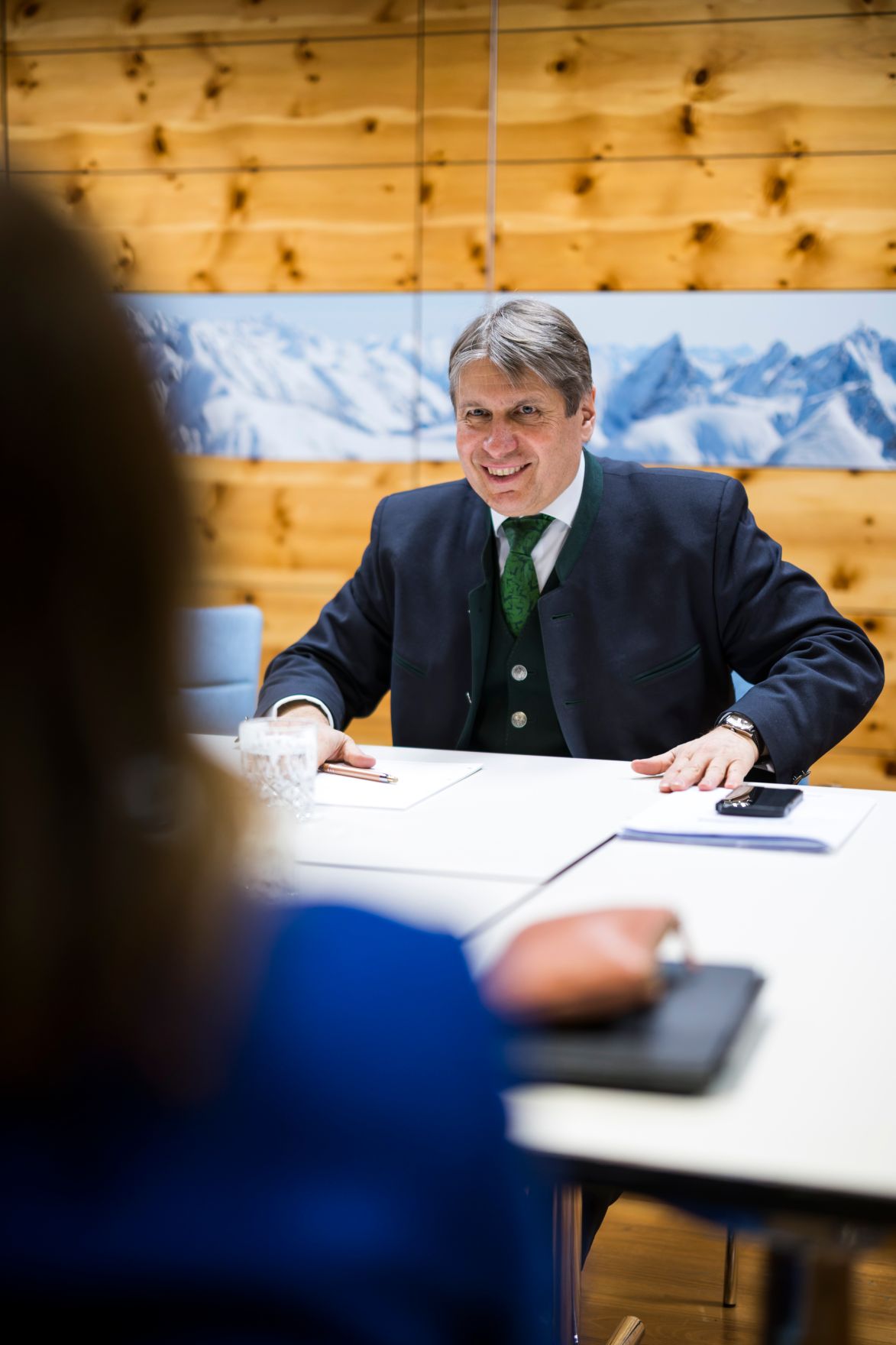 Am 26. M&auml;rz 2026 nahm Bundesministerin Claudia Bauer (l.) am Europa Forum Lech 2026, in Lech am Arlberg teil. Im Bild bei einem Arbeitsgespr&auml;ch mit Markus Beyrer (r.) Generaldirektor von BusinessEurope.