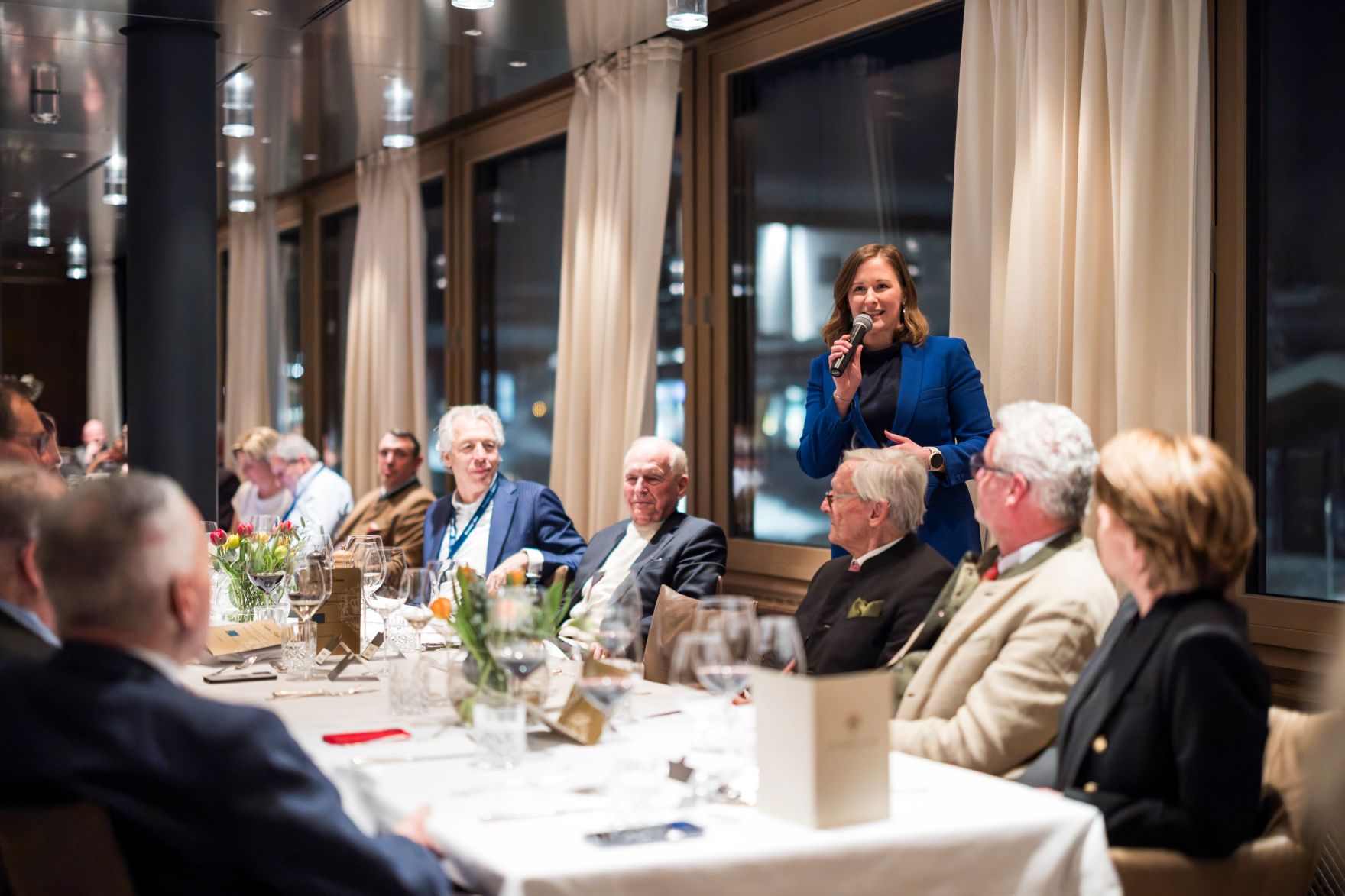 Am 26. M&auml;rz 2026 nahm Bundesministerin Claudia Bauer (3.v.r.) am Europa Forum Lech 2026, in Lech am Arlberg teil. Im Bild bei einem Abendempfang.