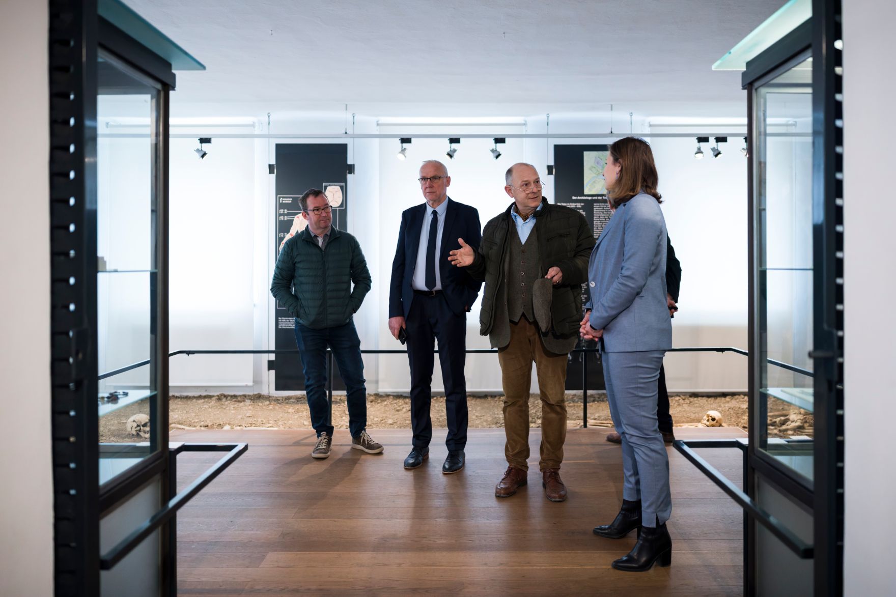 Am 14. April 2026 besuchte Bundesministerin Claudia Bauer (r.) anl&auml;sslich ihres Bundesl&auml;ndertages das Pilgermuseum in Globasnitz.