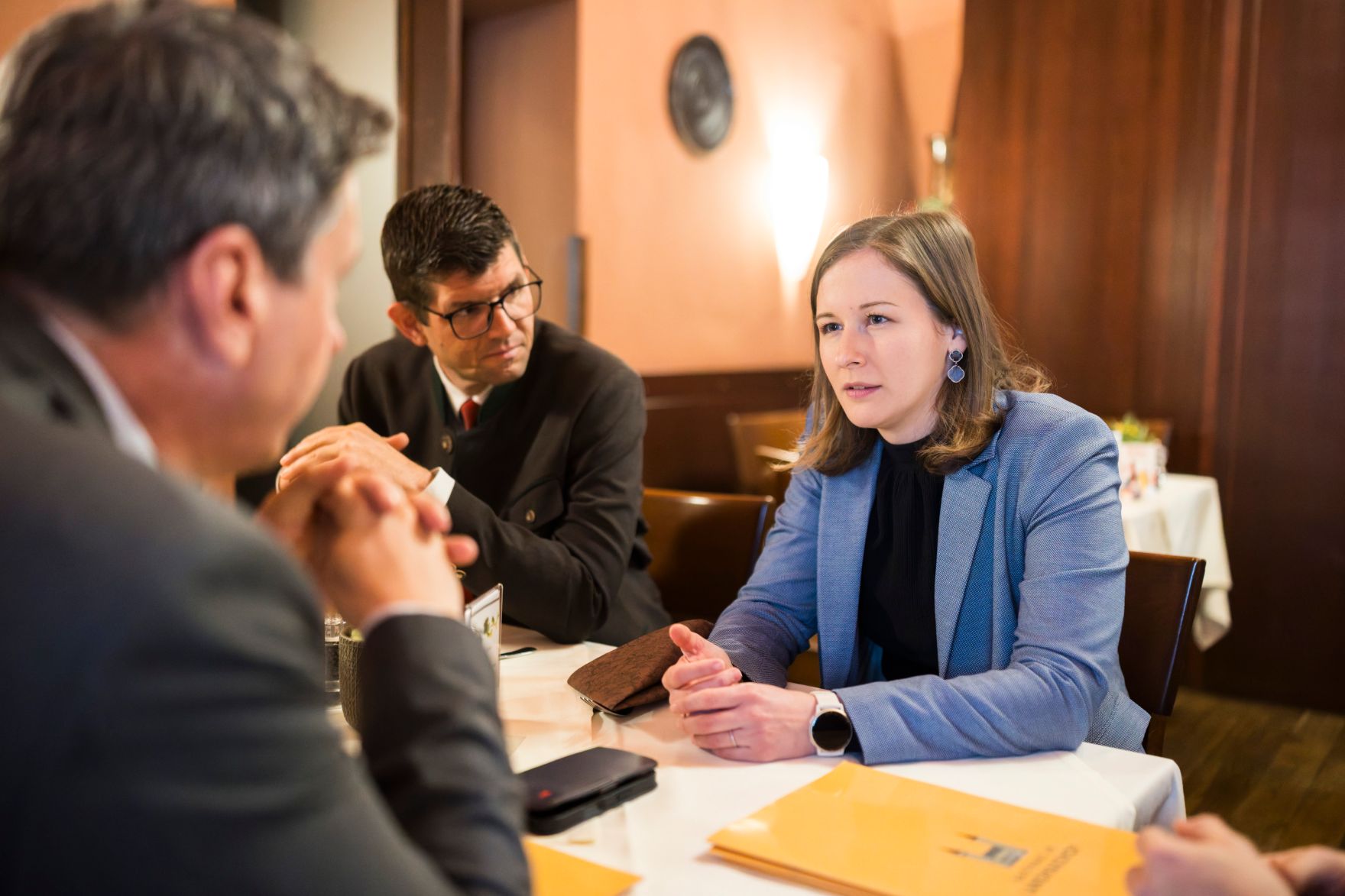 Am 14. April 2026 traf Bundesministerin Claudia Bauer (r.) im Rahmen ihres Bundesl&auml;ndertages den Landeshauptmann von K&auml;rnten Daniel Fellner (l.).