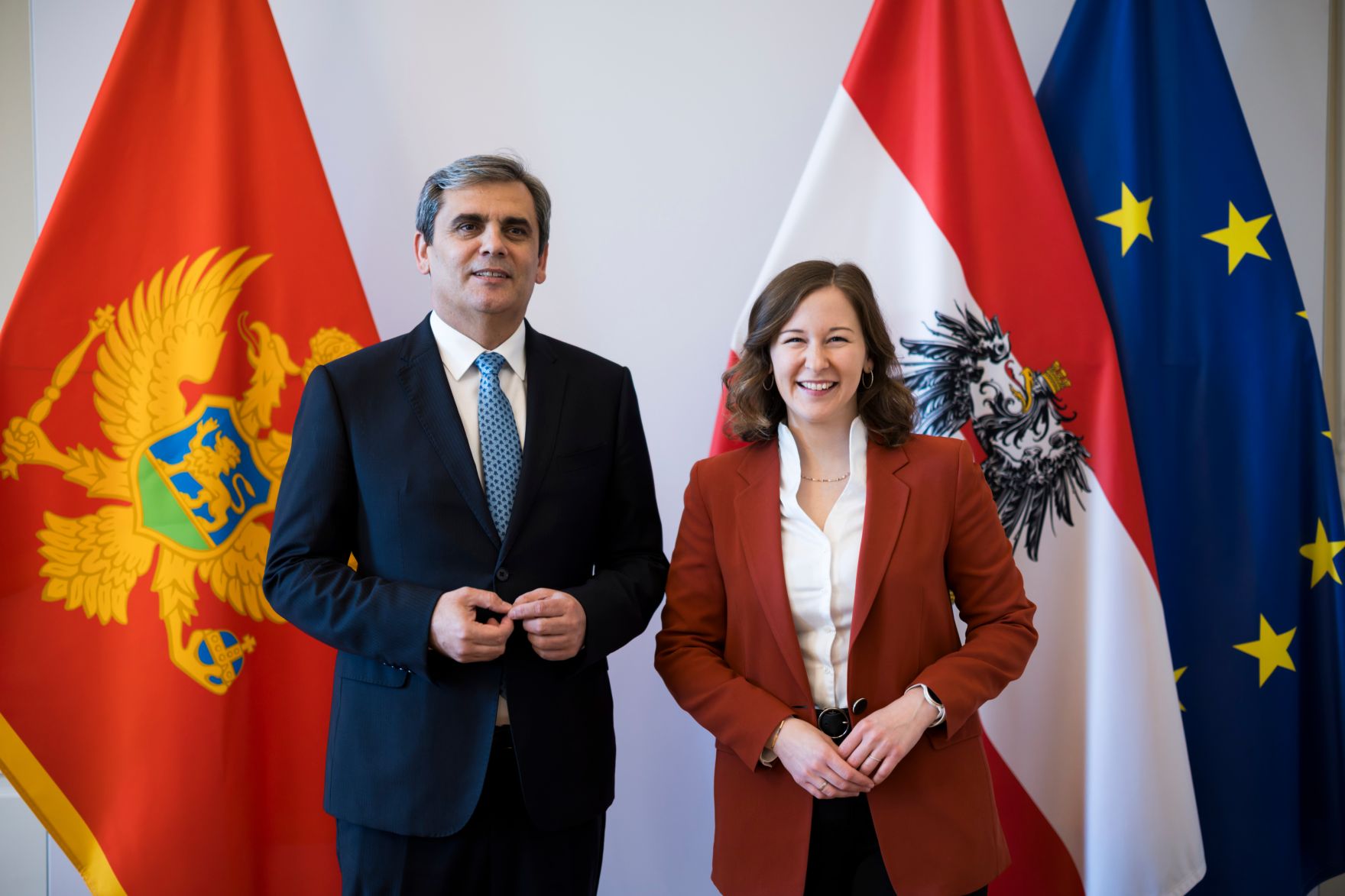 Am 15. April 2026 empfing Bundesministerin Claudia Bauer (r.) den stellvertretender Ministerpr&auml;sident und Au&szlig;enminister von Montenegro, Ervin Ibrahimović (l.) zu einem Arbeitsgespr&auml;ch im Bundeskanzleramt.