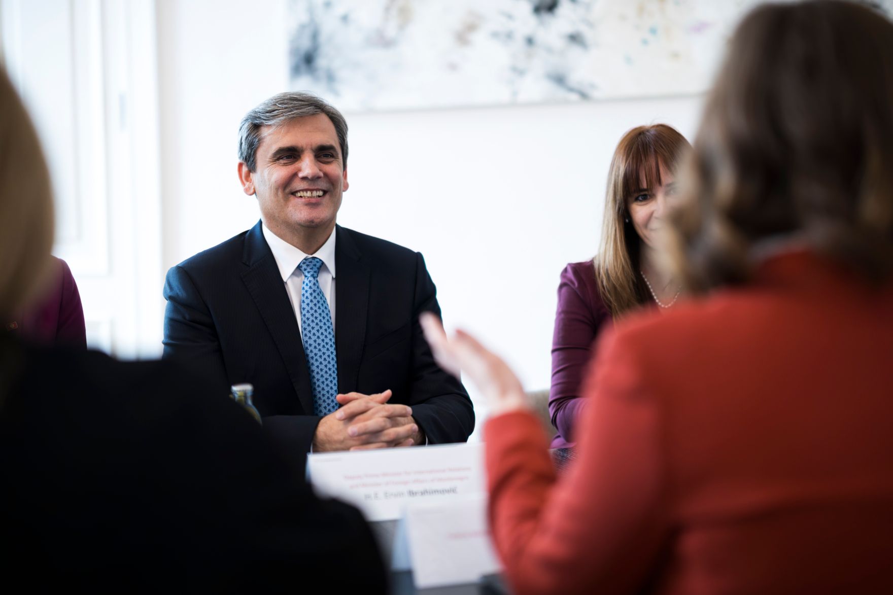 Am 15. April 2026 empfing Bundesministerin Claudia Bauer (r.) den stellvertretender Ministerpr&auml;sident und Au&szlig;enminister von Montenegro, Ervin Ibrahimović (m.) zu einem Arbeitsgespr&auml;ch im Bundeskanzleramt.