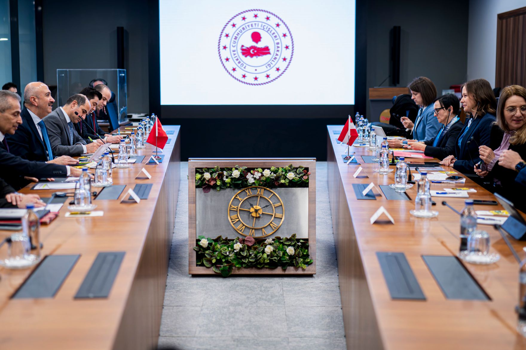 Am 21. April 2026 reiste Bundesministerin Claudia Bauer (2.v.r.) zu einem Arbeitsbesuch in die T&uuml;rkei. Im Bild bei einem Arbeitsgespr&auml;ch mit dem t&uuml;rkischen Stellvertretenden Innenminister Mehmet Cangir (2.v.l.).