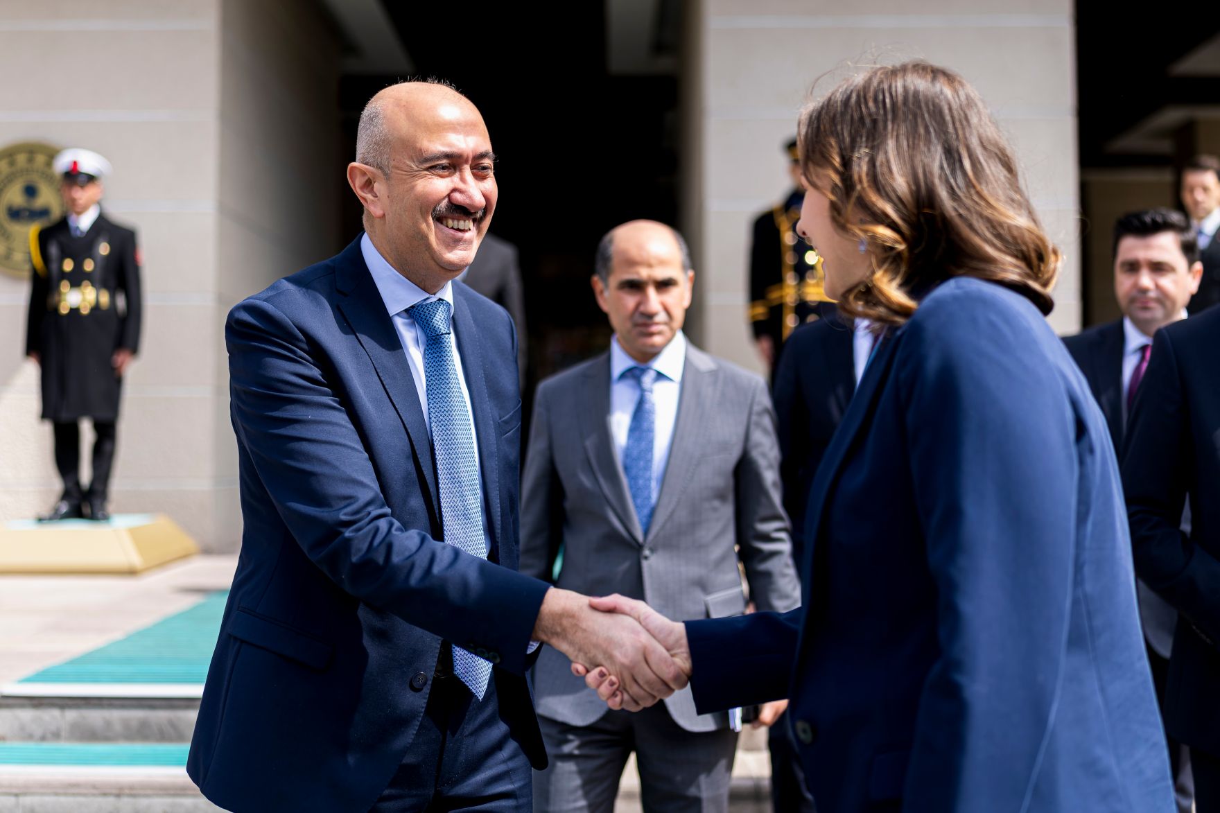 Am 21. April 2026 reiste Bundesministerin Claudia Bauer (m.r.) zu einem Arbeitsbesuch in die T&uuml;rkei. Im Bild bei einem Arbeitsgespr&auml;ch mit dem t&uuml;rkischen Stellvertretenden Innenminister Mehmet Cangir (m.l.).