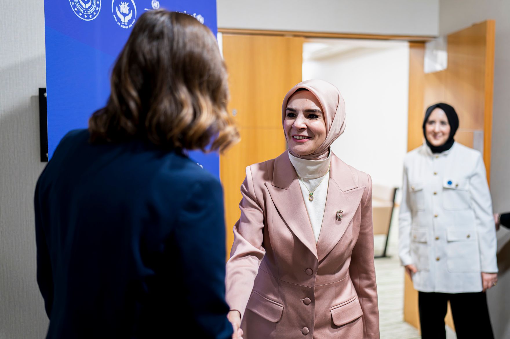 Am 21. April 2026 reiste Bundesministerin Claudia Bauer (l.) zu einem Arbeitsbesuch in die T&uuml;rkei. Im Bild bei einem Arbeitsgespr&auml;ch mit der t&uuml;rkischen Ministerin f&uuml;r Familie und Sozialwesen Mahinur &Ouml;zdemir G&ouml;ktaş (m.).