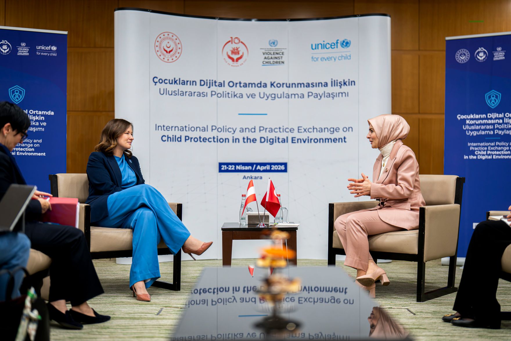 Am 21. April 2026 reiste Bundesministerin Claudia Bauer (m.) zu einem Arbeitsbesuch in die T&uuml;rkei. Im Bild bei einem Arbeitsgespr&auml;ch mit der t&uuml;rkischen Ministerin f&uuml;r Familie und Sozialwesen Mahinur &Ouml;zdemir G&ouml;ktaş (r.).