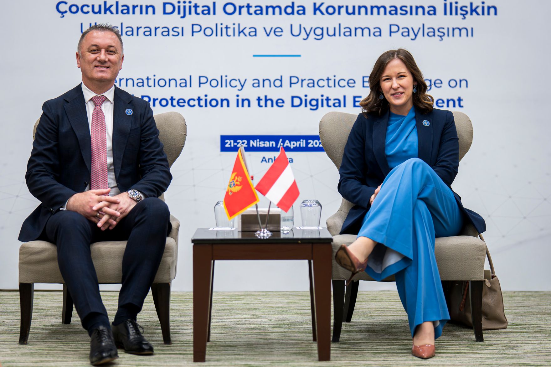 Am 21. April 2026 reiste Bundesministerin Claudia Bauer (r.) zu einem Arbeitsbesuch in die T&uuml;rkei. Im Bild bei einem Arbeitsgespr&auml;ch mit dem montenegrinischen Minister f&uuml;r Soziales, Familie und Demographie Damir Gutić (l.).