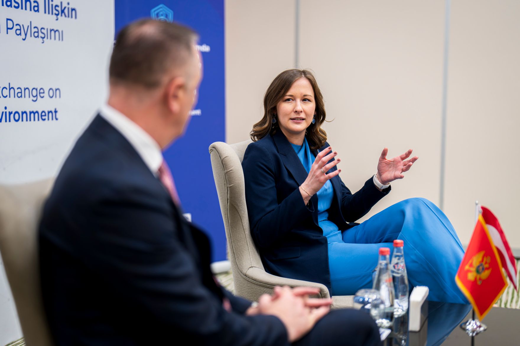 Am 21. April 2026 reiste Bundesministerin Claudia Bauer (r.) zu einem Arbeitsbesuch in die T&uuml;rkei. Im Bild bei einem Arbeitsgespr&auml;ch mit dem montenegrinischen Minister f&uuml;r Soziales, Familie und Demographie Damir Gutić (l.).