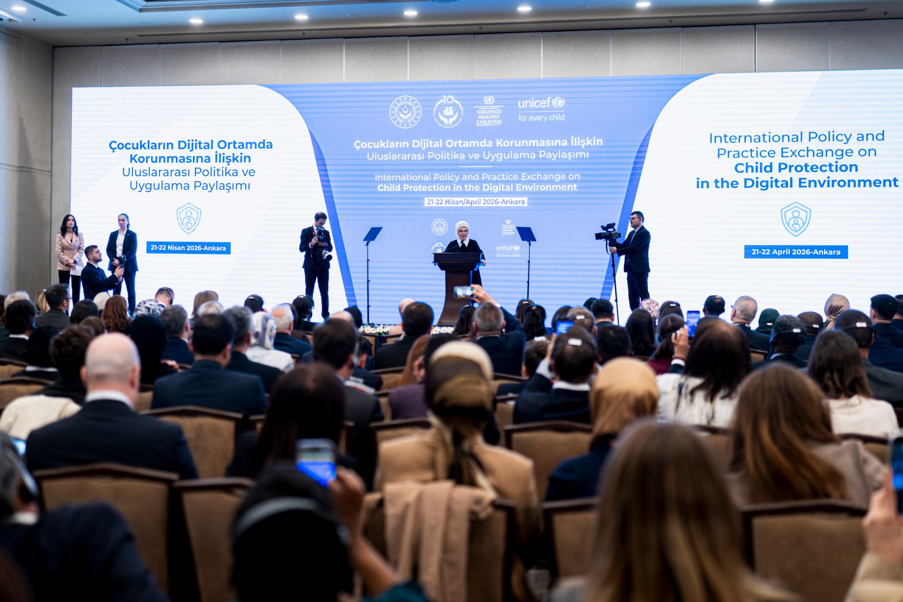 Am 21. April 2026 reiste Bundesministerin Claudia Bauer zu einem Arbeitsbesuch in die T&uuml;rkei. Im Bild bei der Er&ouml;ffnung des Roundtable &bdquo;International Policy and Practice Exchange on Child Protection in the Digital Environment&ldquo;.