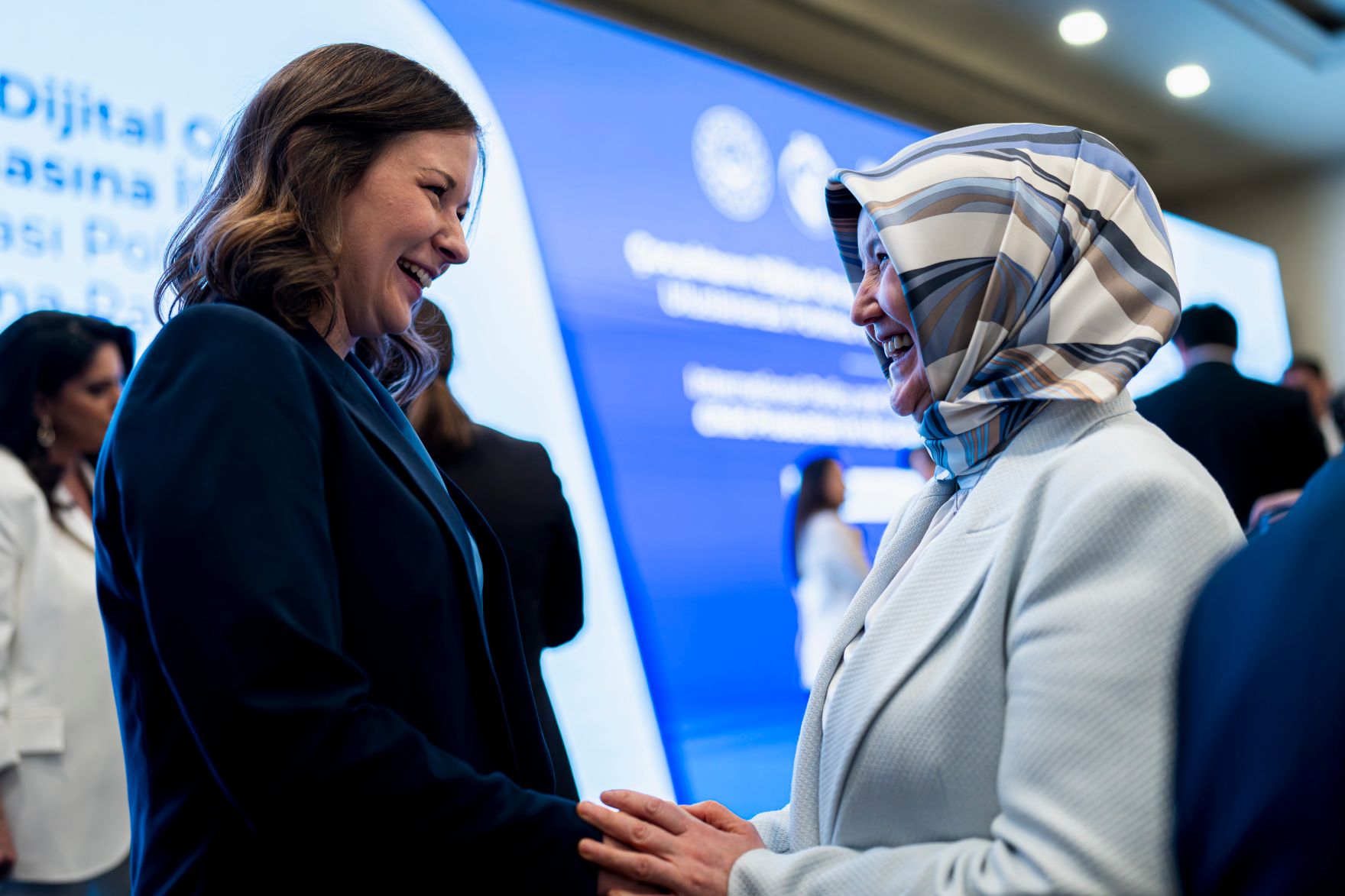 Am 21. April 2026 reiste Bundesministerin Claudia Bauer (l.) zu einem Arbeitsbesuch in die T&uuml;rkei. Im Bild bei der Er&ouml;ffnung des Roundtable &bdquo;International Policy and Practice Exchange on Child Protection in the Digital Environment&ldquo;.