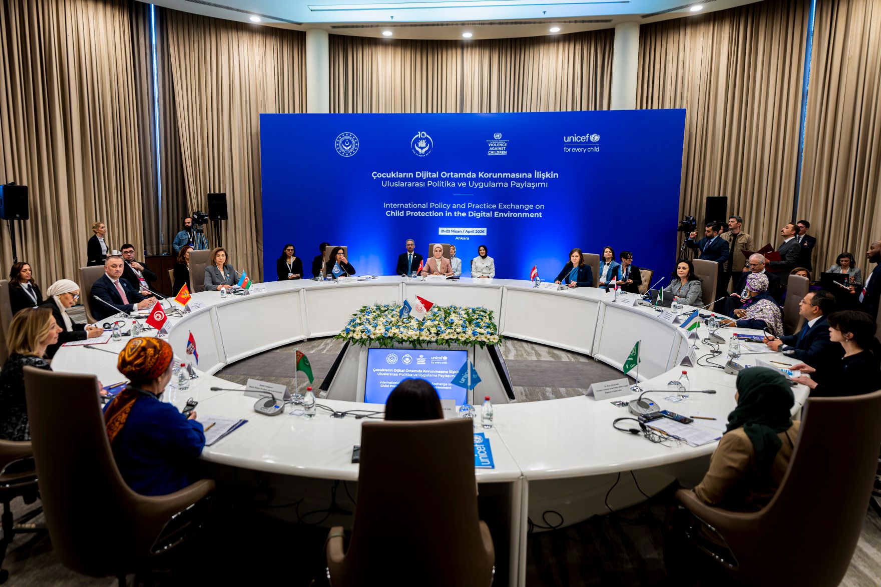 Am 21. April 2026 reiste Bundesministerin Claudia Bauer zu einem Arbeitsbesuch in die T&uuml;rkei. Im Bild beim Roundtable &bdquo;International Policy and Practice Exchange on Child Protection in the Digital Environment&ldquo;.