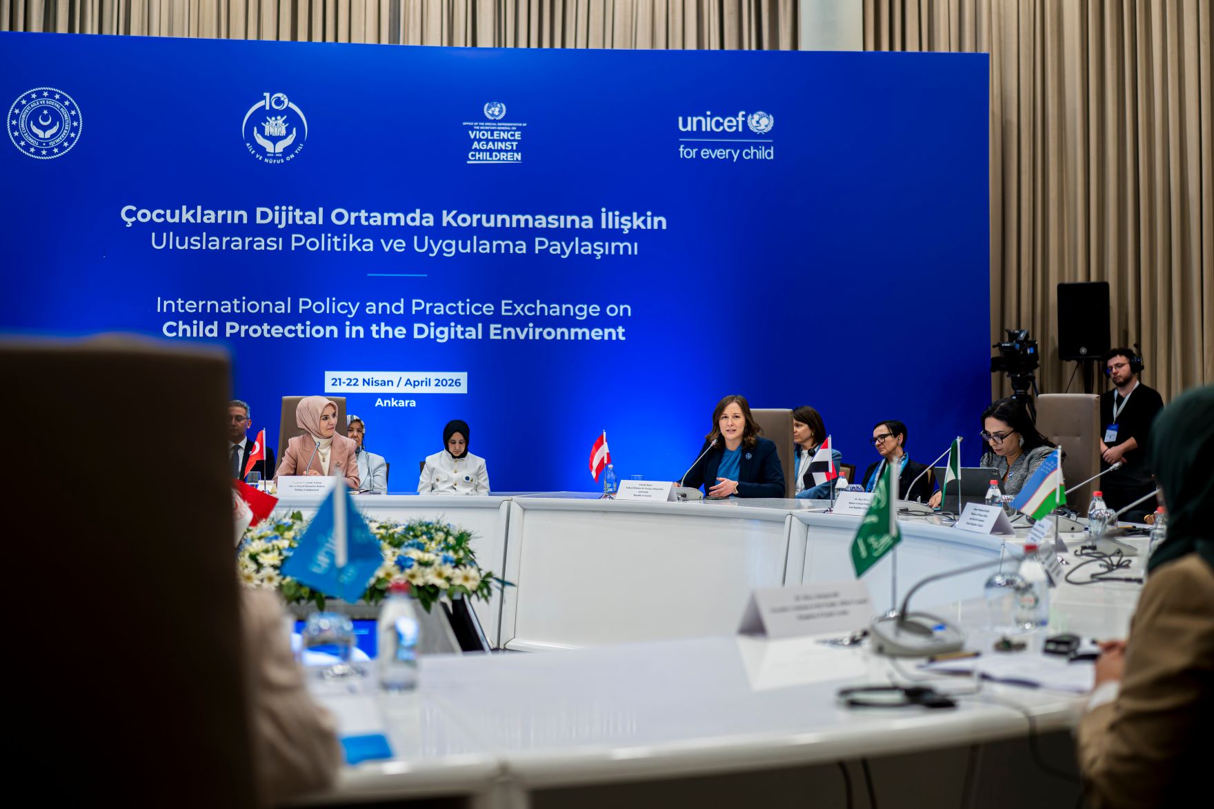 Am 21. April 2026 reiste Bundesministerin Claudia Bauer (5.v.r.) zu einem Arbeitsbesuch in die T&uuml;rkei. Im Bild beim Roundtable &bdquo;International Policy and Practice Exchange on Child Protection in the Digital Environment&ldquo;.