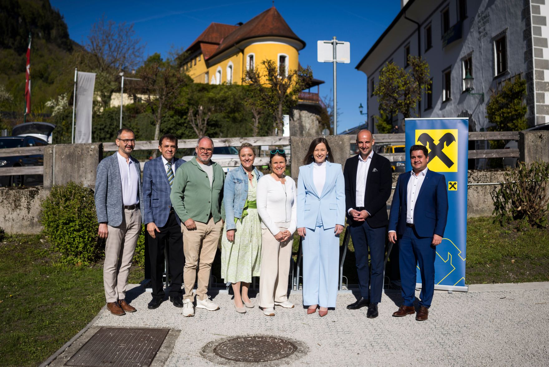 Am 24. April 2026 nahm Bundesministerin Claudia Bauer (3.v.r.) an der &Uuml;bergabe von 20 Parkb&auml;nken an die Familienfreundliche Gemeinde Traunkirchen teil.