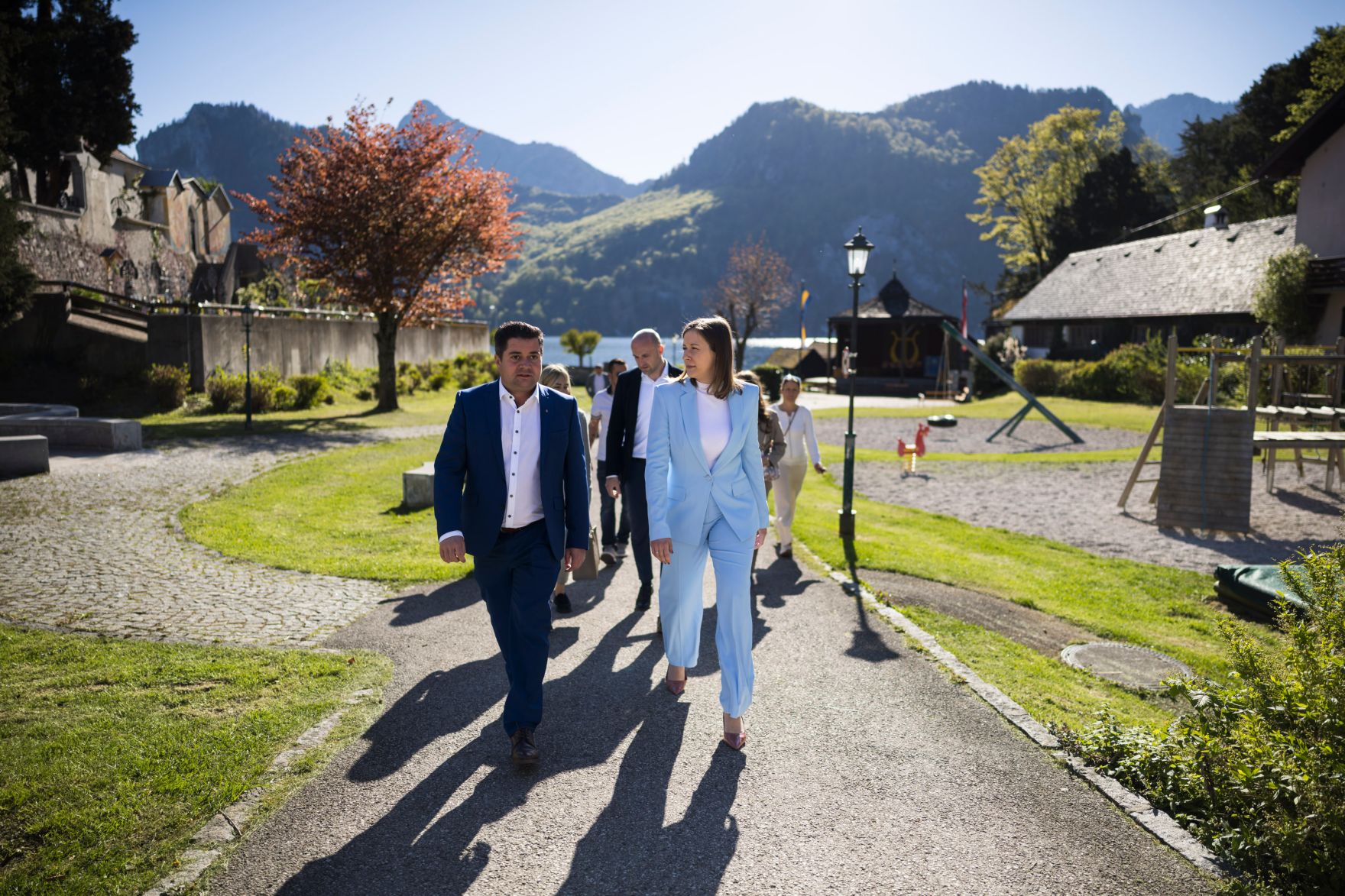 Am 24. April 2026 nahm Bundesministerin Claudia Bauer (m.r.) an der &Uuml;bergabe von 20 Parkb&auml;nken an die Familienfreundliche Gemeinde Traunkirchen teil.