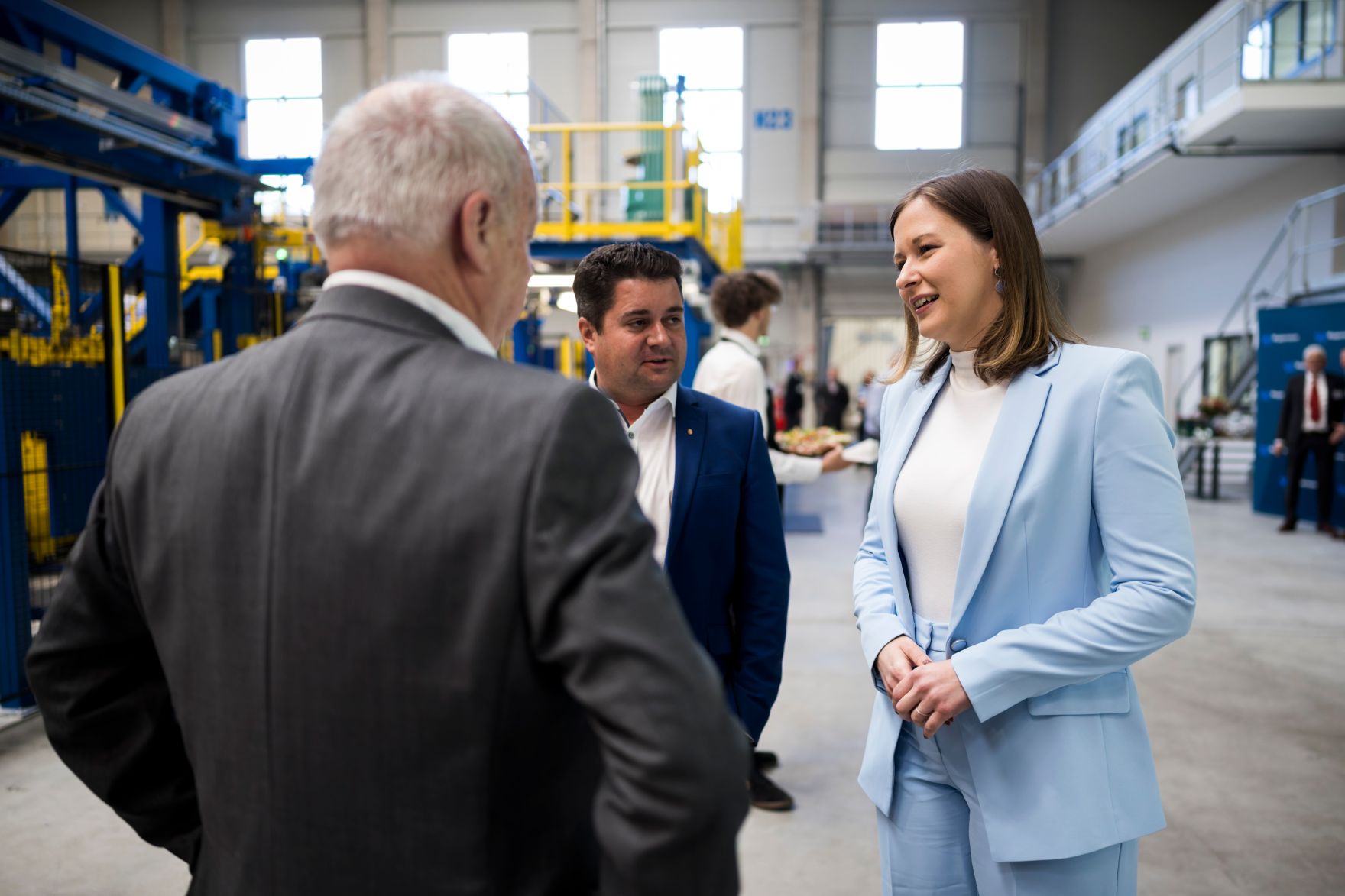 Am 24. April 2026 nahm Bundesministerin Claudia Bauer (r.) an der Er&ouml;ffnungsfeier der Wuppermann Metalltechnik GmbH teil.