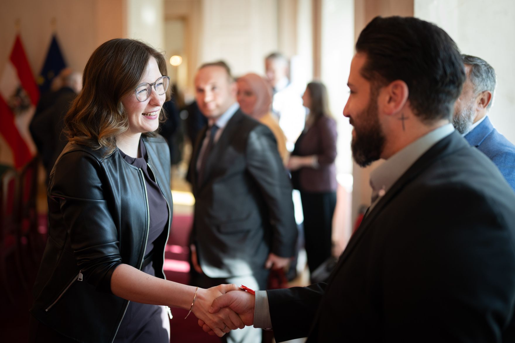 Am 27. April 2026 lud Bundesministerin Claudia Bauer (l.) anl&auml;sslich des &bdquo;Empfang zur Osterzeit&ldquo; zahlreiche Vertreter der Kirchen und Religionsgesellschaften in &Ouml;sterreich, ins Bundeskanzleramt ein.