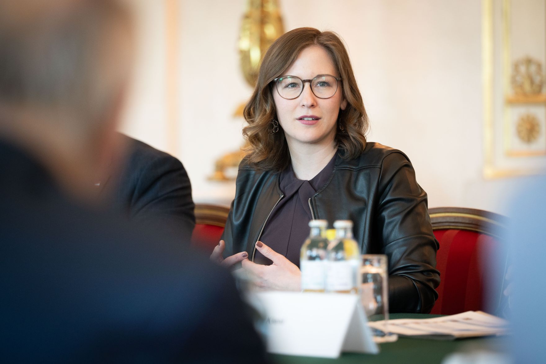 Am 27. April 2026 lud Bundesministerin Claudia Bauer (im Bild) anl&auml;sslich des &bdquo;Empfang zur Osterzeit&ldquo; zahlreiche Vertreter der Kirchen und Religionsgesellschaften in &Ouml;sterreich, ins Bundeskanzleramt ein.