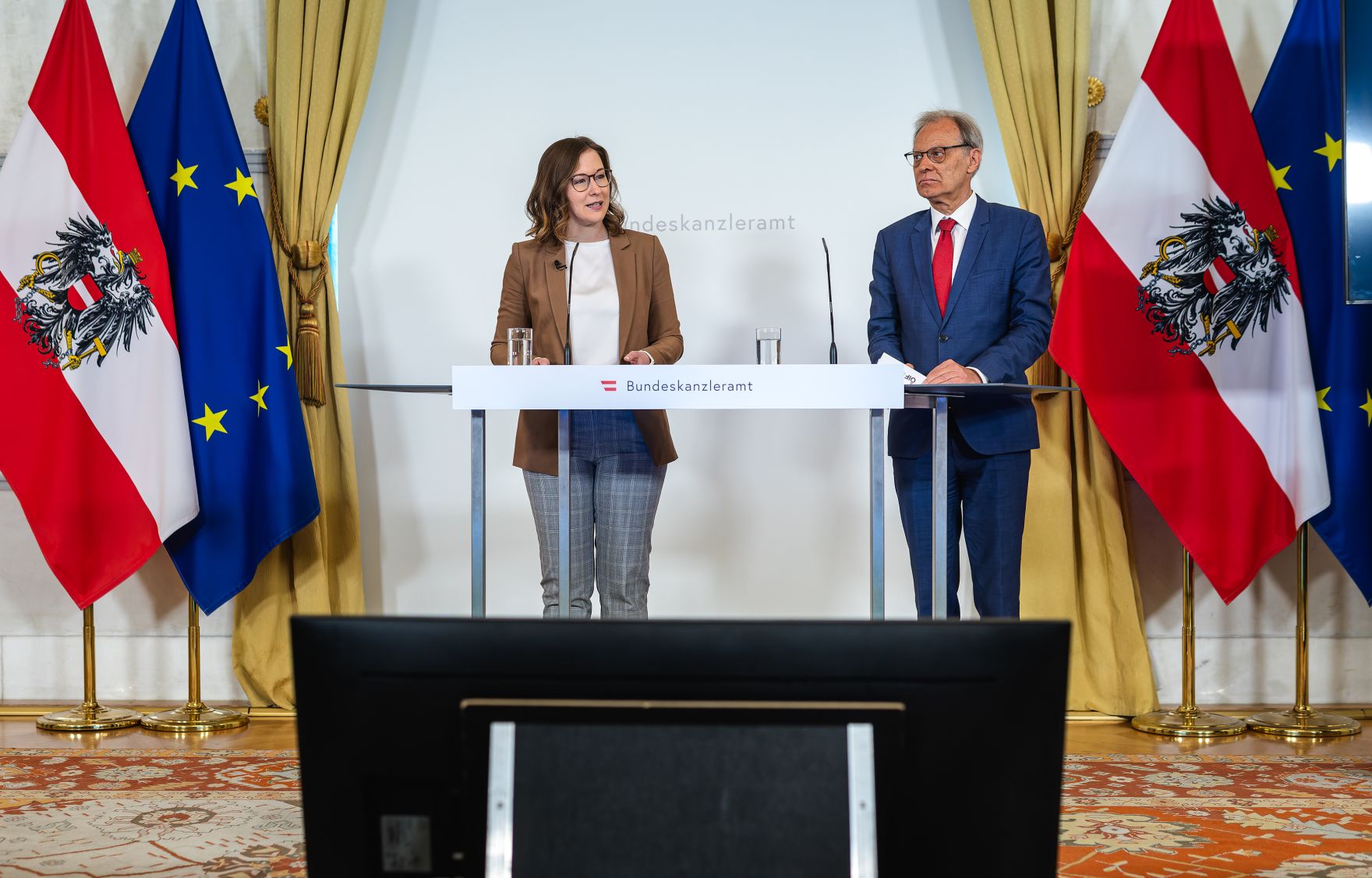 Am 28.April 2026 gab Bundesministerin Claudia Bauer (l.) gemeinsam mit Migrations- und Bev&ouml;lkerungsforscher Rainer M&uuml;nz (r.) eine Pressekonferenz anl&auml;sslich der Studienpr&auml;sentation zu Erwerbsverl&auml;ufen von Migrantinnen und Migranten.