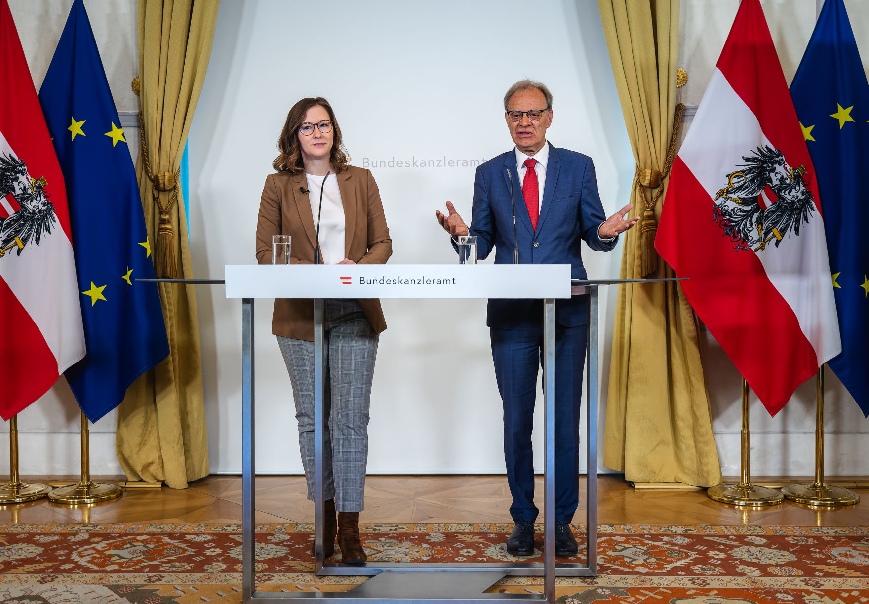 Am 28.April 2026 gab Bundesministerin Claudia Bauer (l.) gemeinsam mit Migrations- und Bev&ouml;lkerungsforscher Rainer M&uuml;nz (r.) eine Pressekonferenz anl&auml;sslich der Studienpr&auml;sentation zu Erwerbsverl&auml;ufen von Migrantinnen und Migranten.