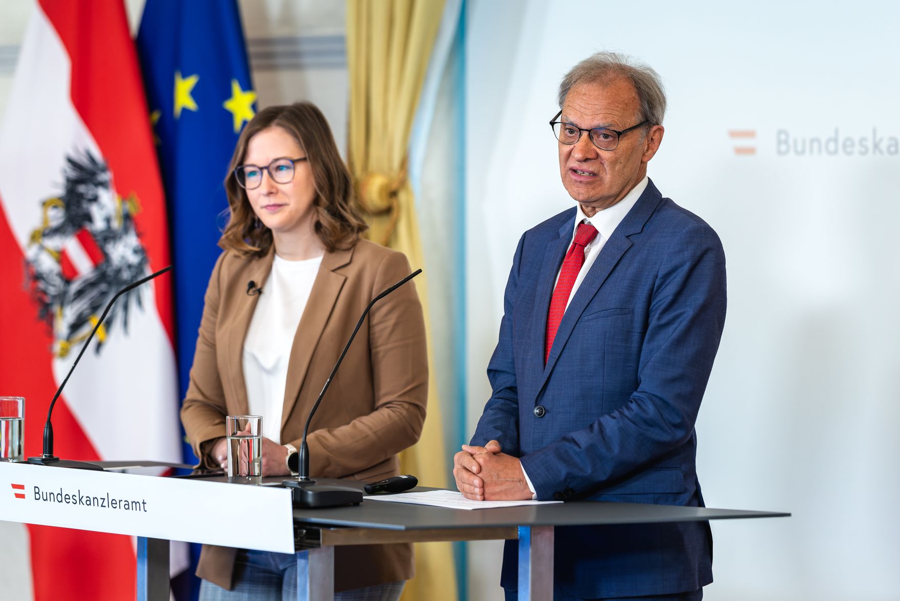 Am 28.April 2026 gab Bundesministerin Claudia Bauer (l.) gemeinsam mit Migrations- und Bev&ouml;lkerungsforscher Rainer M&uuml;nz (r.) eine Pressekonferenz anl&auml;sslich der Studienpr&auml;sentation zu Erwerbsverl&auml;ufen von Migrantinnen und Migranten.