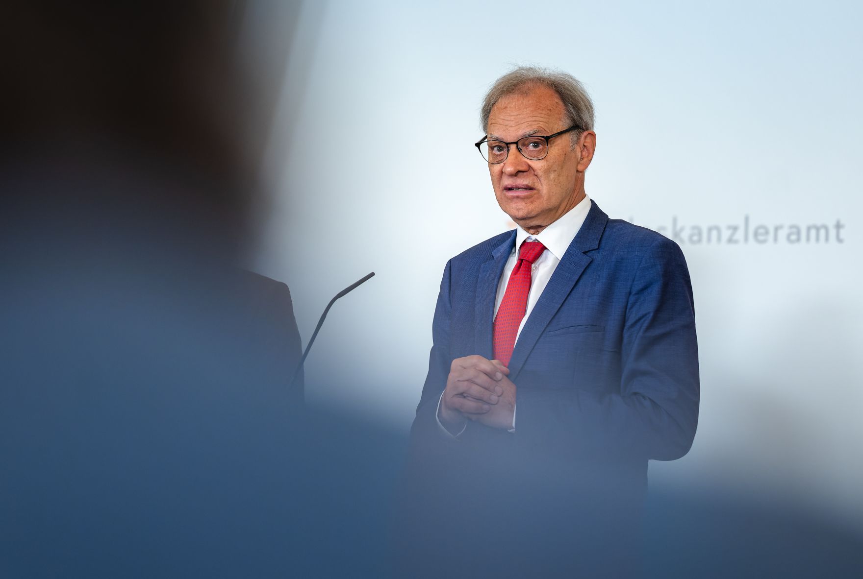 Am 28.April 2026 gab Bundesministerin Claudia Bauer gemeinsam mit Migrations- und Bev&ouml;lkerungsforscher Rainer M&uuml;nz (im Bild) eine Pressekonferenz anl&auml;sslich der Studienpr&auml;sentation zu Erwerbsverl&auml;ufen von Migrantinnen und Migranten.