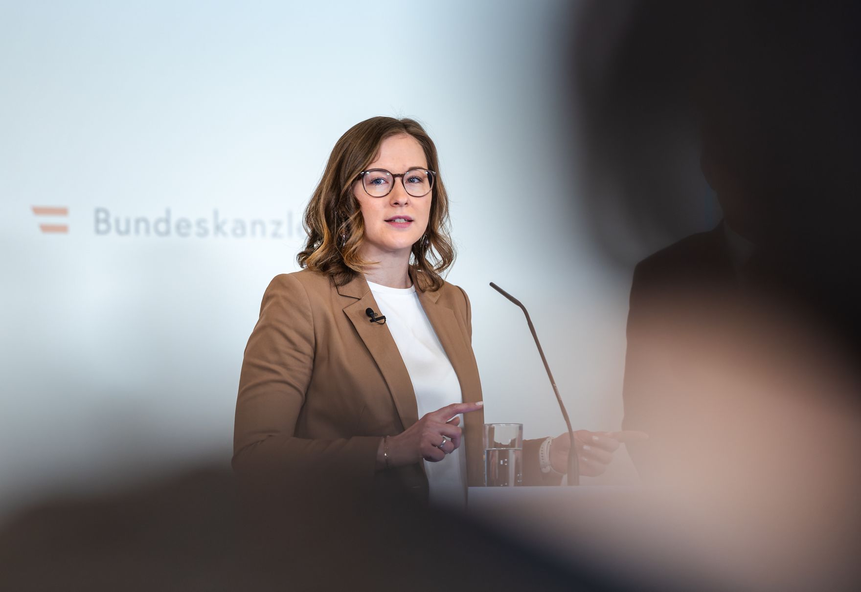 Am 28.April 2026 gab Bundesministerin Claudia Bauer (im Bild) gemeinsam mit Migrations- und Bev&ouml;lkerungsforscher Rainer M&uuml;nz eine Pressekonferenz anl&auml;sslich der Studienpr&auml;sentation zu Erwerbsverl&auml;ufen von Migrantinnen und Migranten.