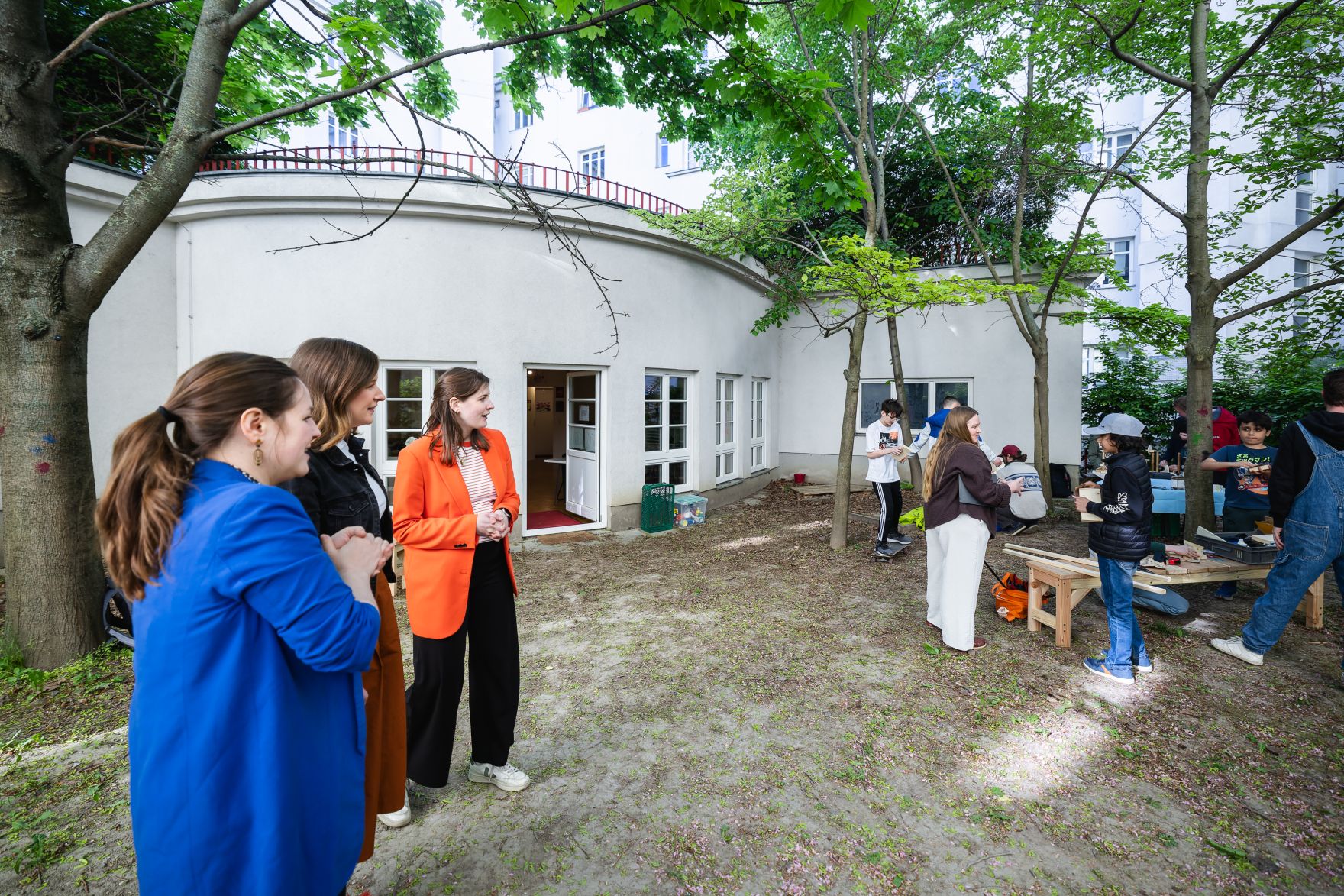 Am 29. April 2026 besuchte Bundesministerin Claudia Bauer (2.v.r.) den Verein f&uuml;r Kinder und Jugendliche Vienna Hobby Lobby.