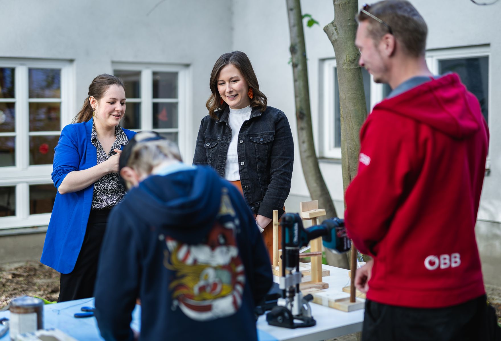 Am 29. April 2026 besuchte Bundesministerin Claudia Bauer (m.) den Verein f&uuml;r Kinder und Jugendliche Vienna Hobby Lobby.
