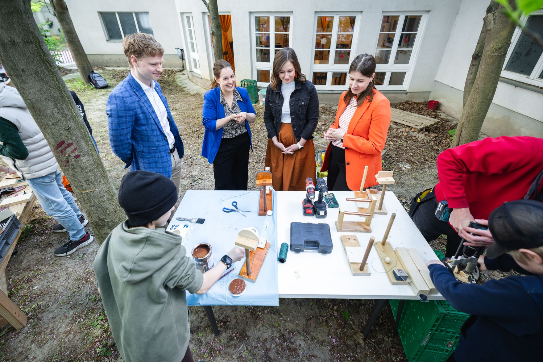 Am 29. April 2026 besuchte Bundesministerin Claudia Bauer (m.) den Verein f&uuml;r Kinder und Jugendliche Vienna Hobby Lobby.
