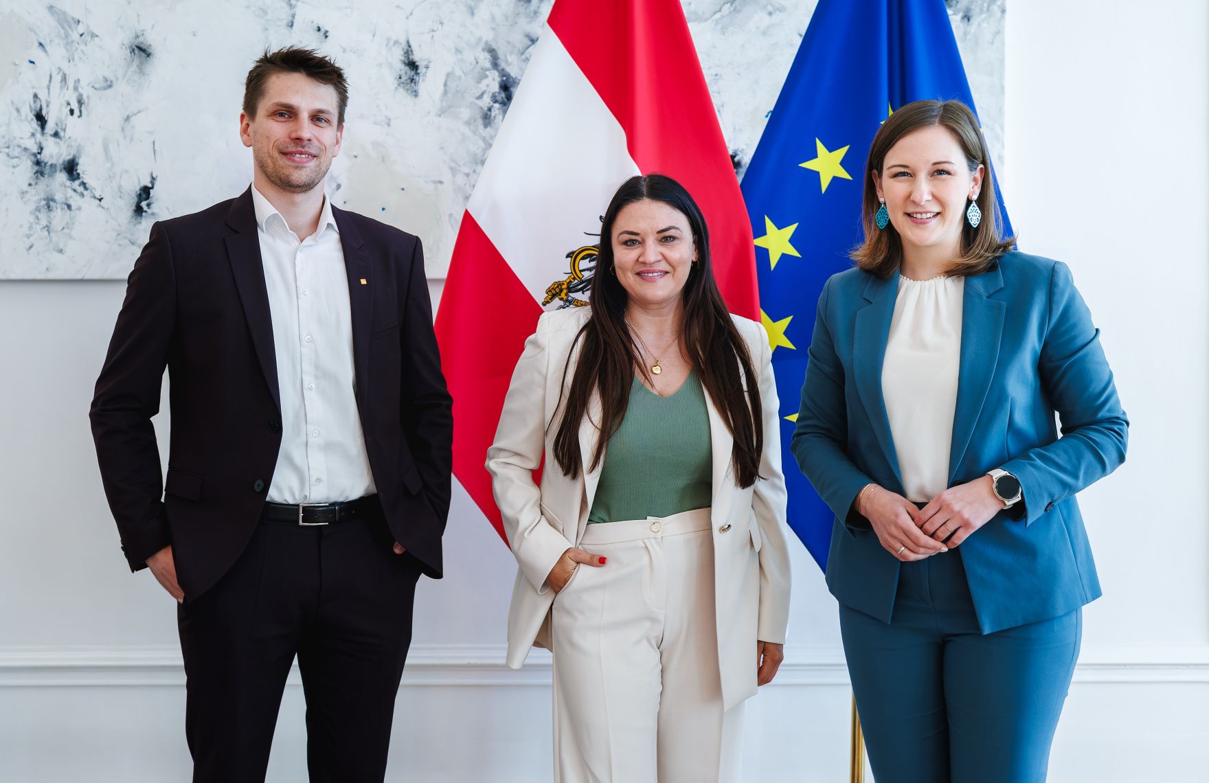 Am 30. April 2026 empfing Bundesministerin Claudia Bauer (r.) die Bundesvorsitzende der Jungen Wirtschaft &Ouml;sterreich Verena Eugster (m.), zu einem Arbeitsgespr&auml;ch im Bundeskanzleramt.
