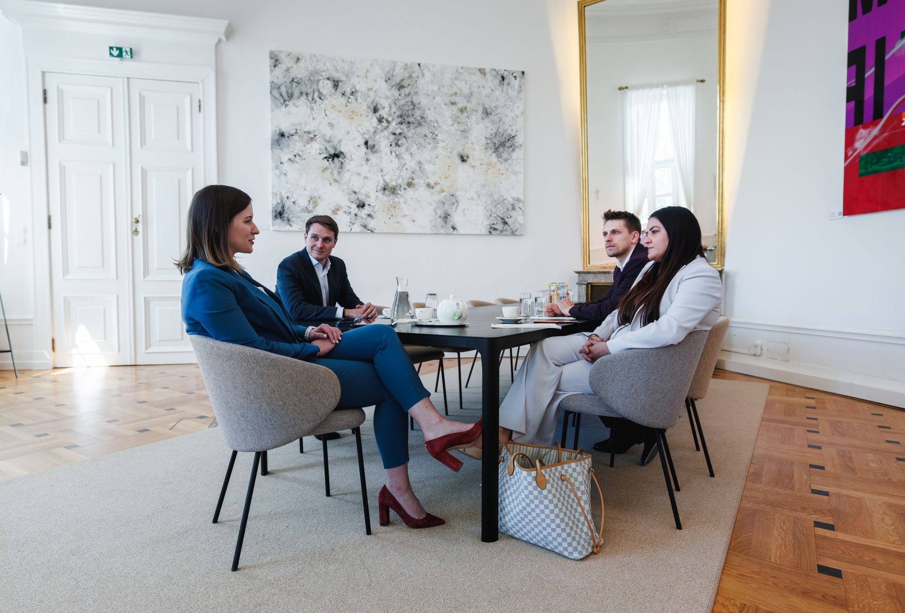 Am 30. April 2026 empfing Bundesministerin Claudia Bauer (l.) die Bundesvorsitzende der Jungen Wirtschaft &Ouml;sterreich Verena Eugster (r.), zu einem Arbeitsgespr&auml;ch im Bundeskanzleramt.