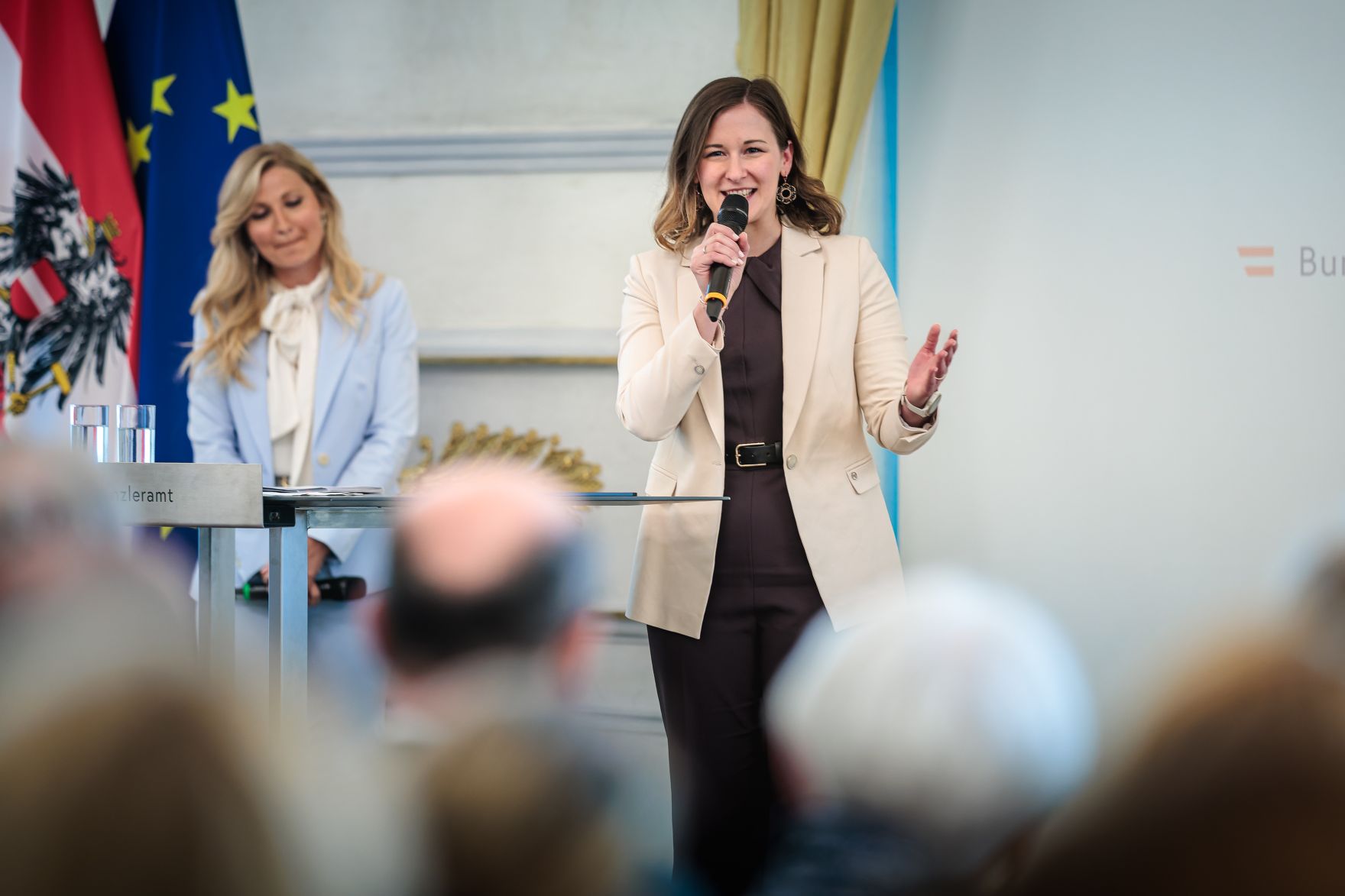 Am 6. Mai 2026 &uuml;berreichte Bundesministerin Claudia Bauer (r.) den Europa-Staatspreis 2026 in verschiedenen Kategorien.